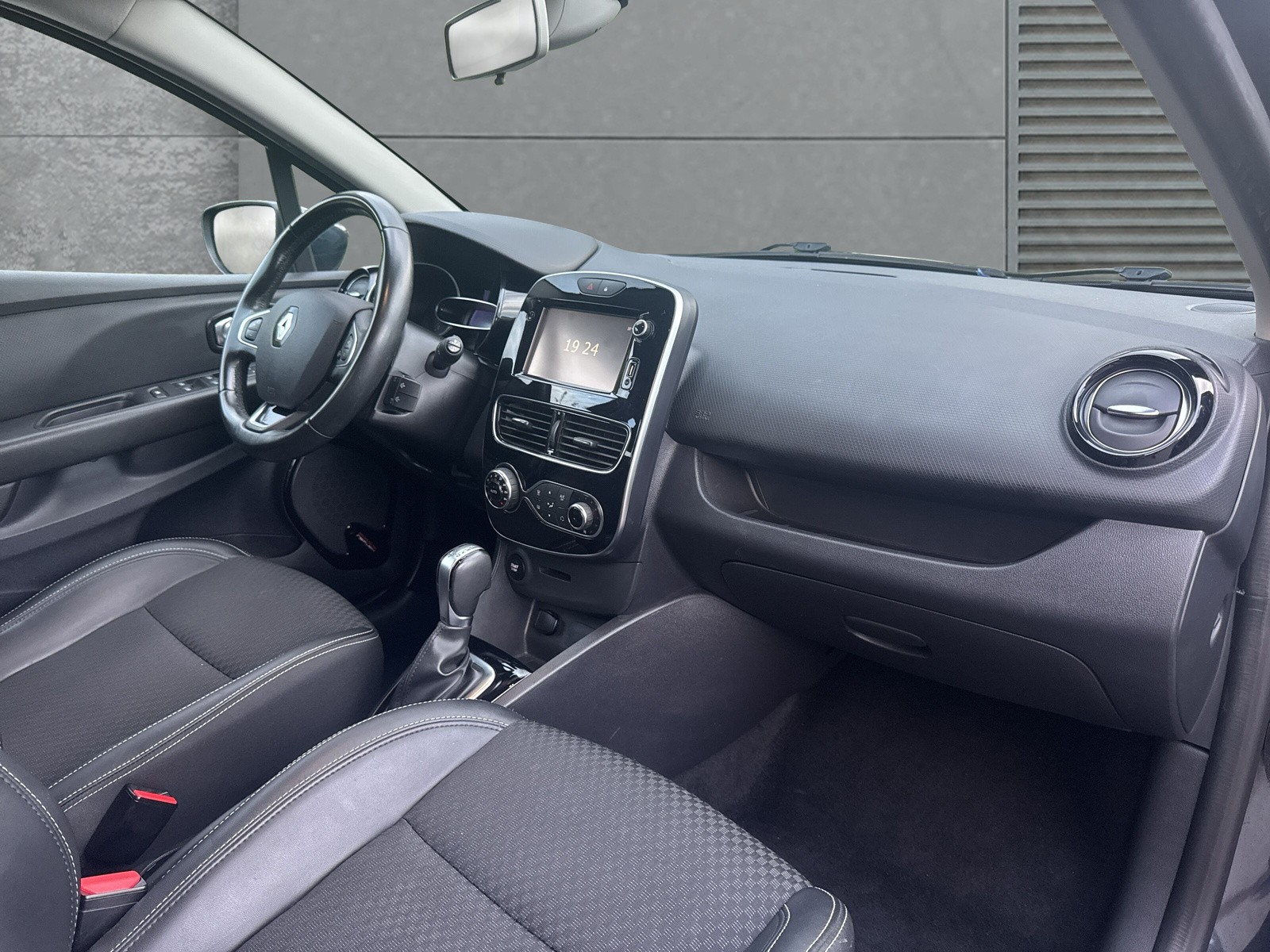 RENAULT Clio 1.2 16V T Intens EDC-image-12