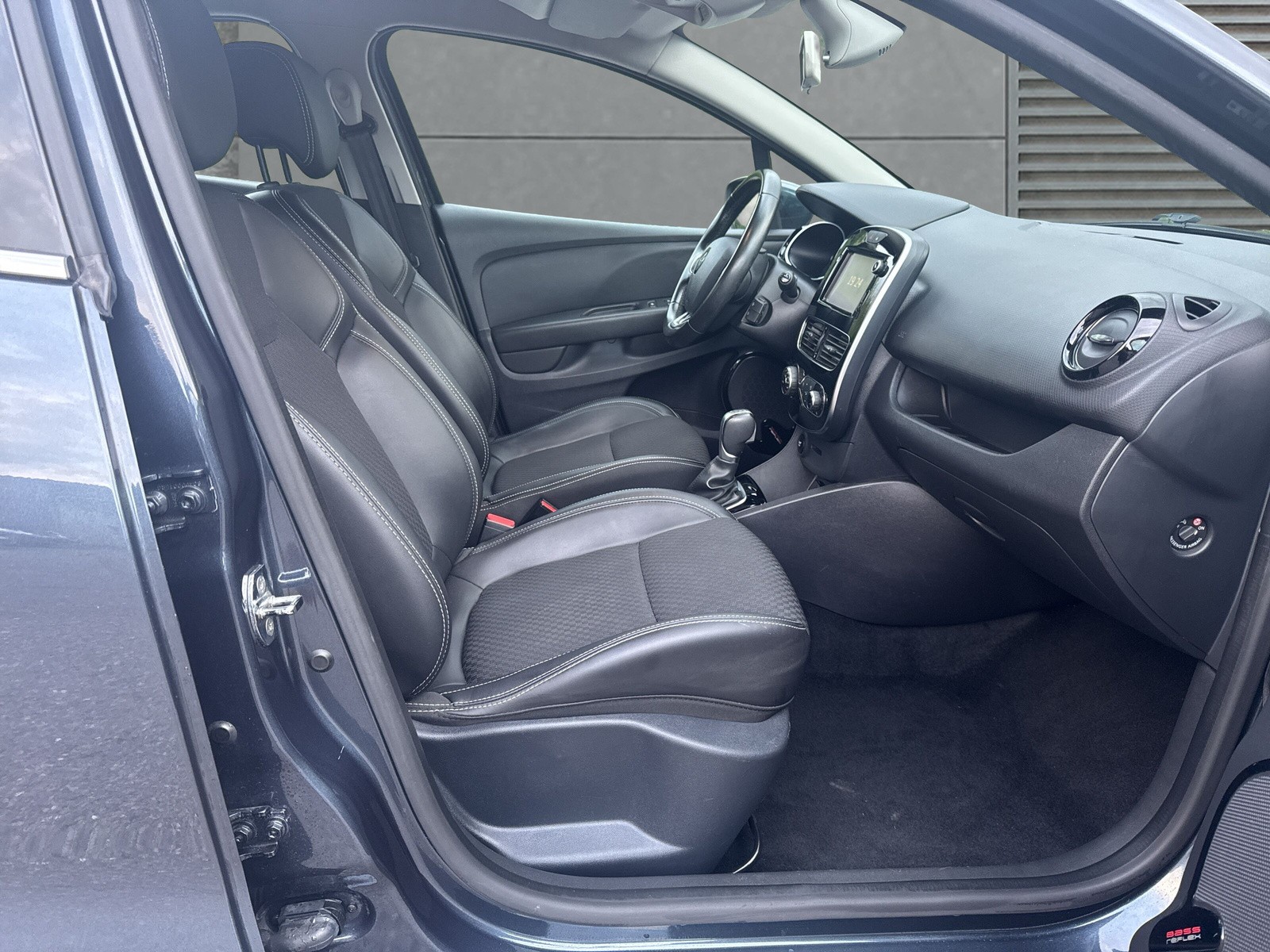 RENAULT Clio 1.2 16V T Intens EDC-image-9