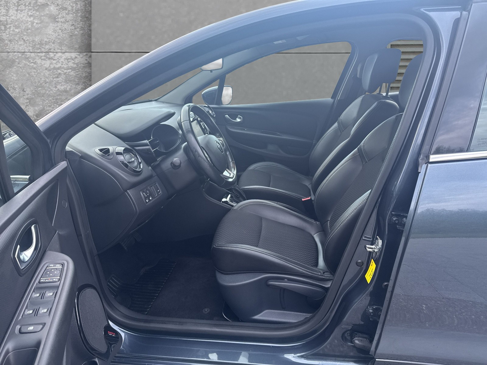 RENAULT Clio 1.2 16V T Intens EDC-image-8