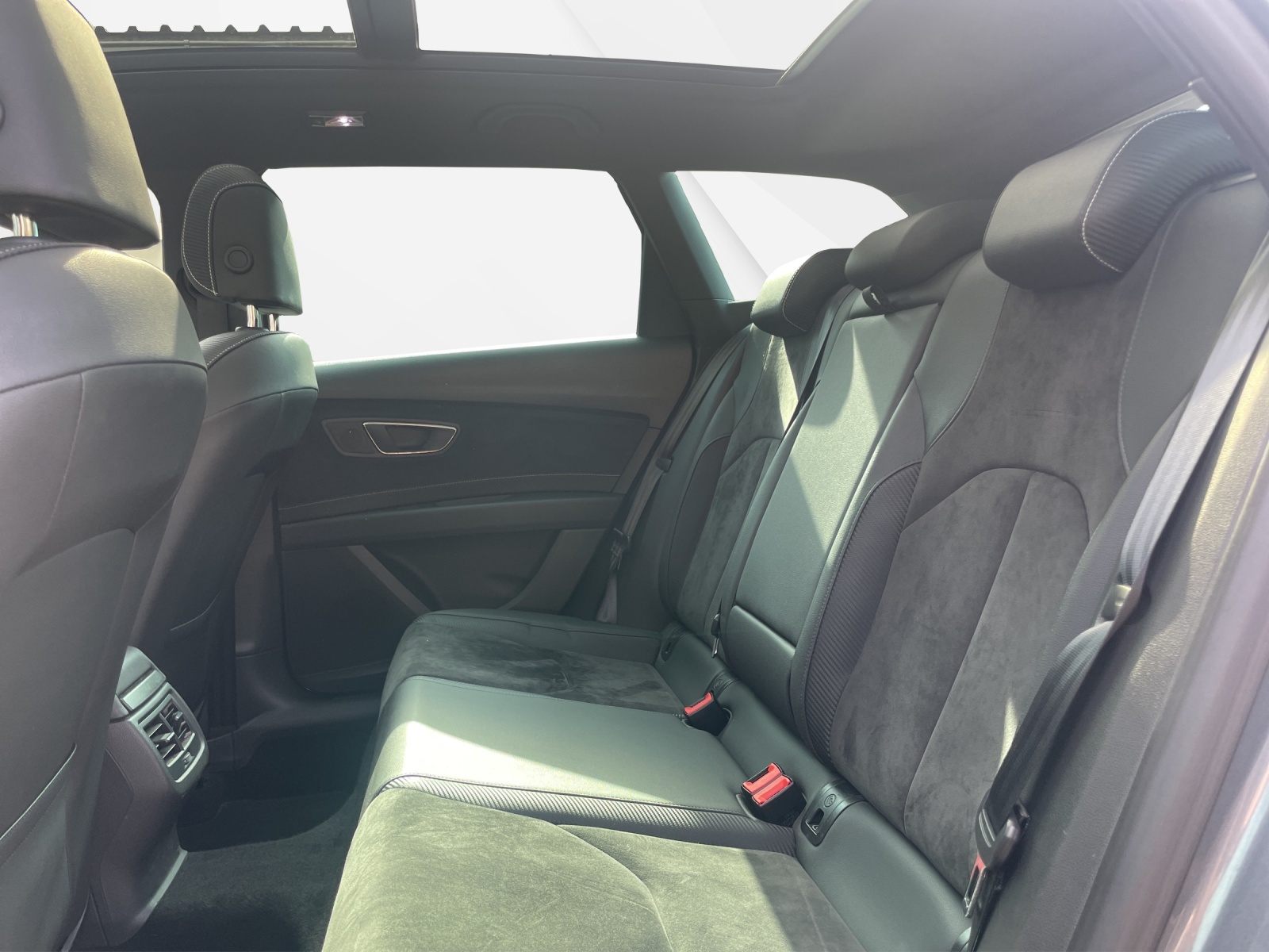 SEAT Leon ST 2.0 TSI 300 Cupra 4Drive DSG-image-13