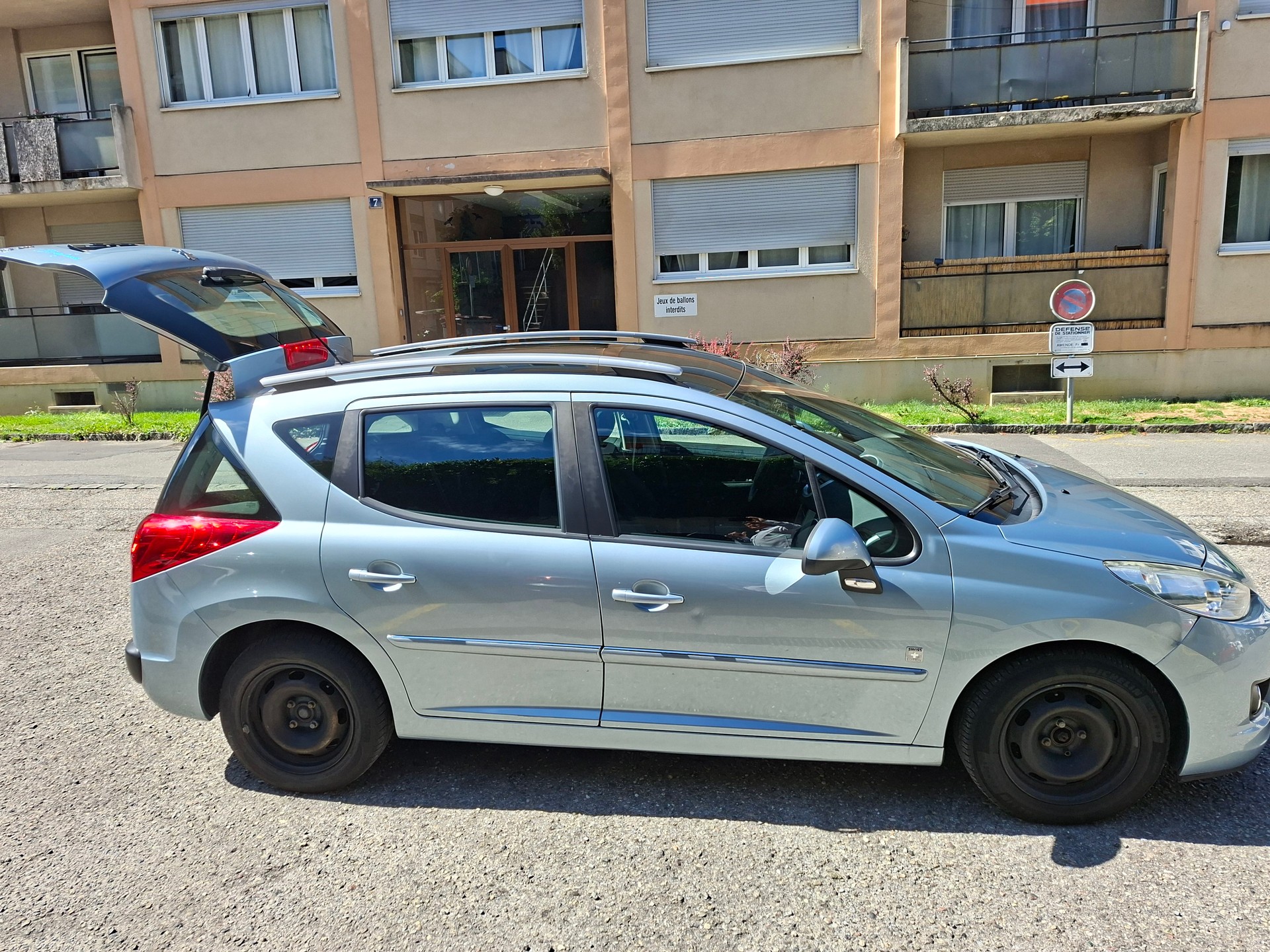 PEUGEOT 1.4 16V 95 Swiss Edition TC-image-1