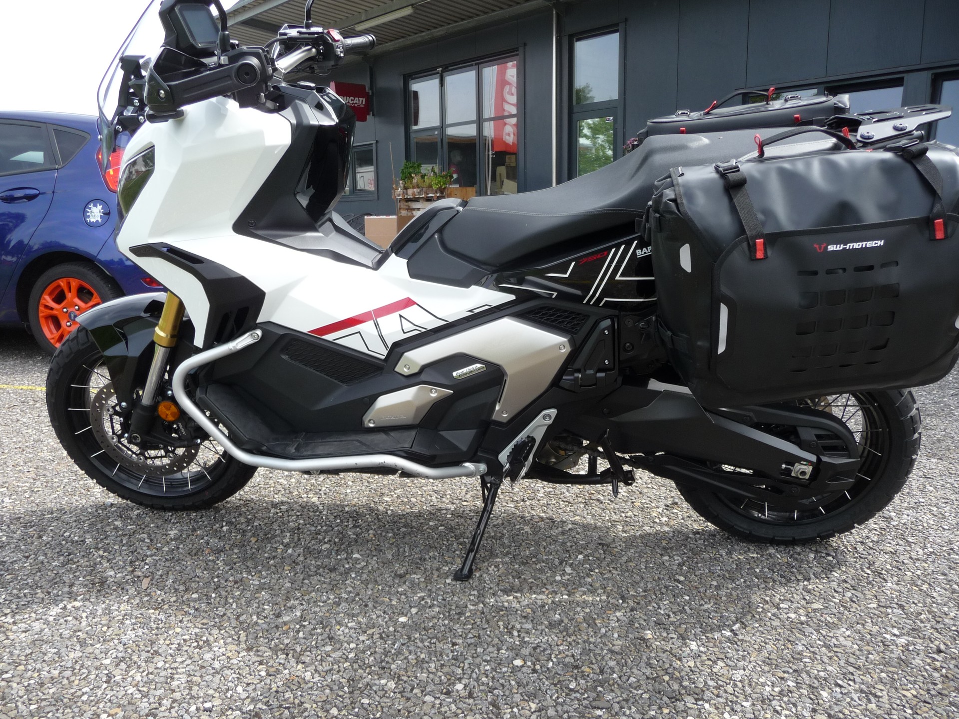 HONDA X-ADV 750-showroom-element-3