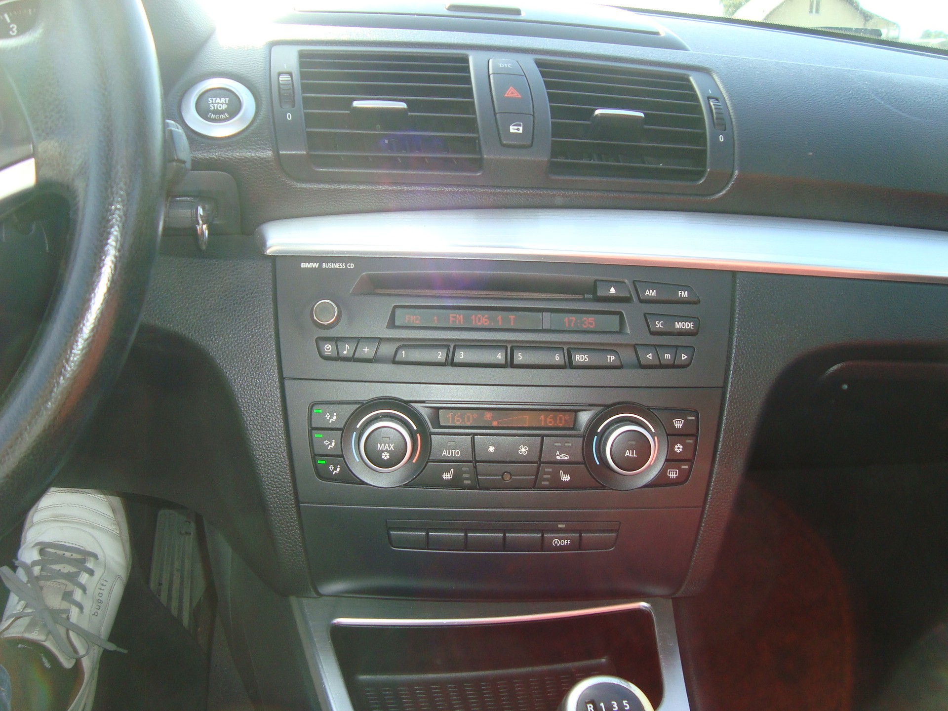 BMW 120i Coupé-image-8