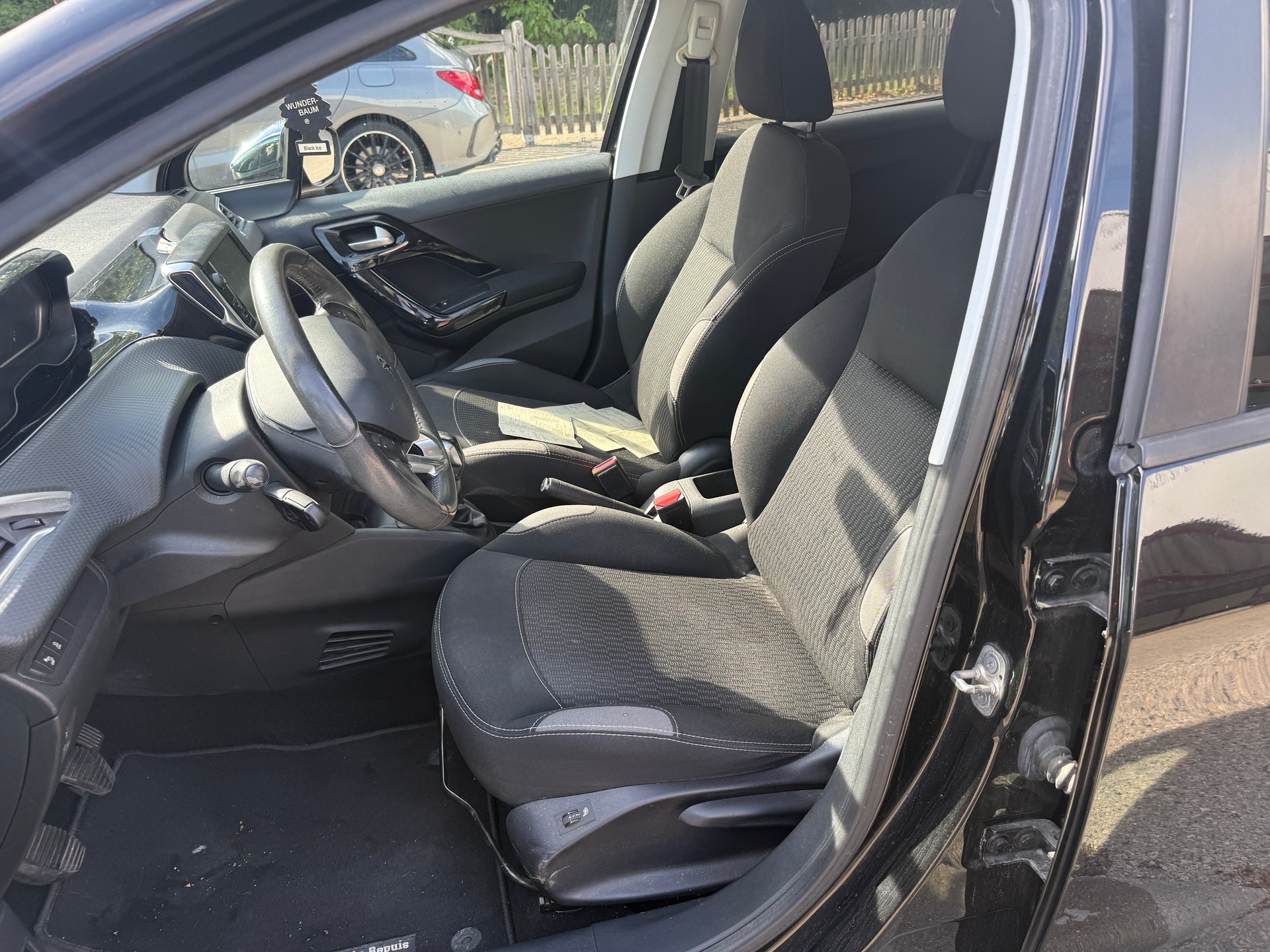 PEUGEOT 208 1.2 PureTech Style-image-10