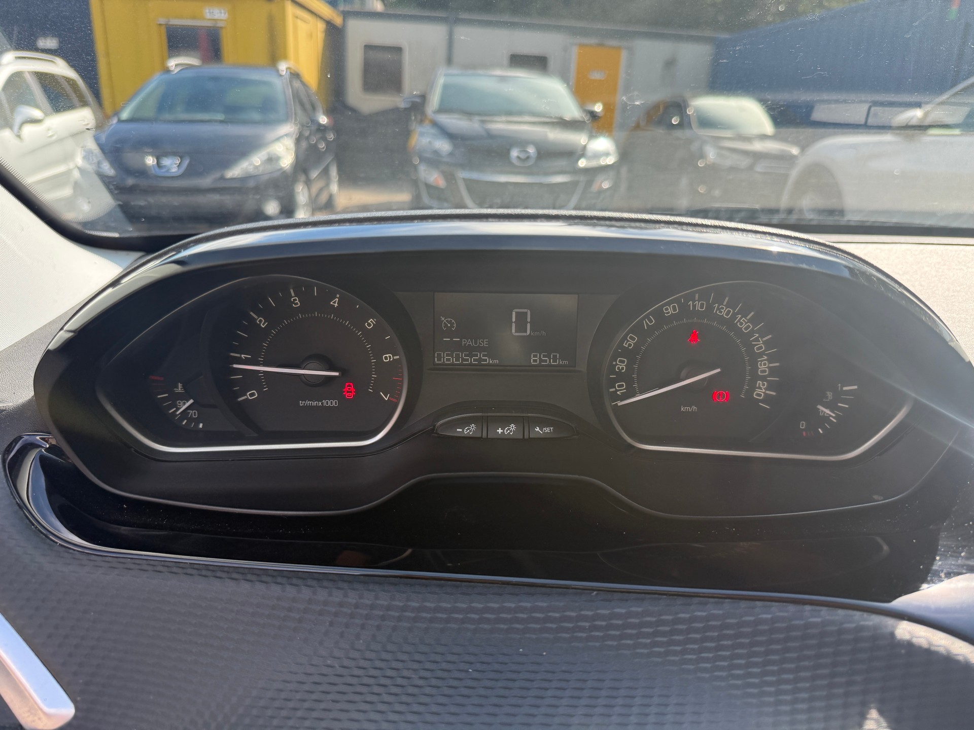PEUGEOT 208 1.2 PureTech Style-image-11