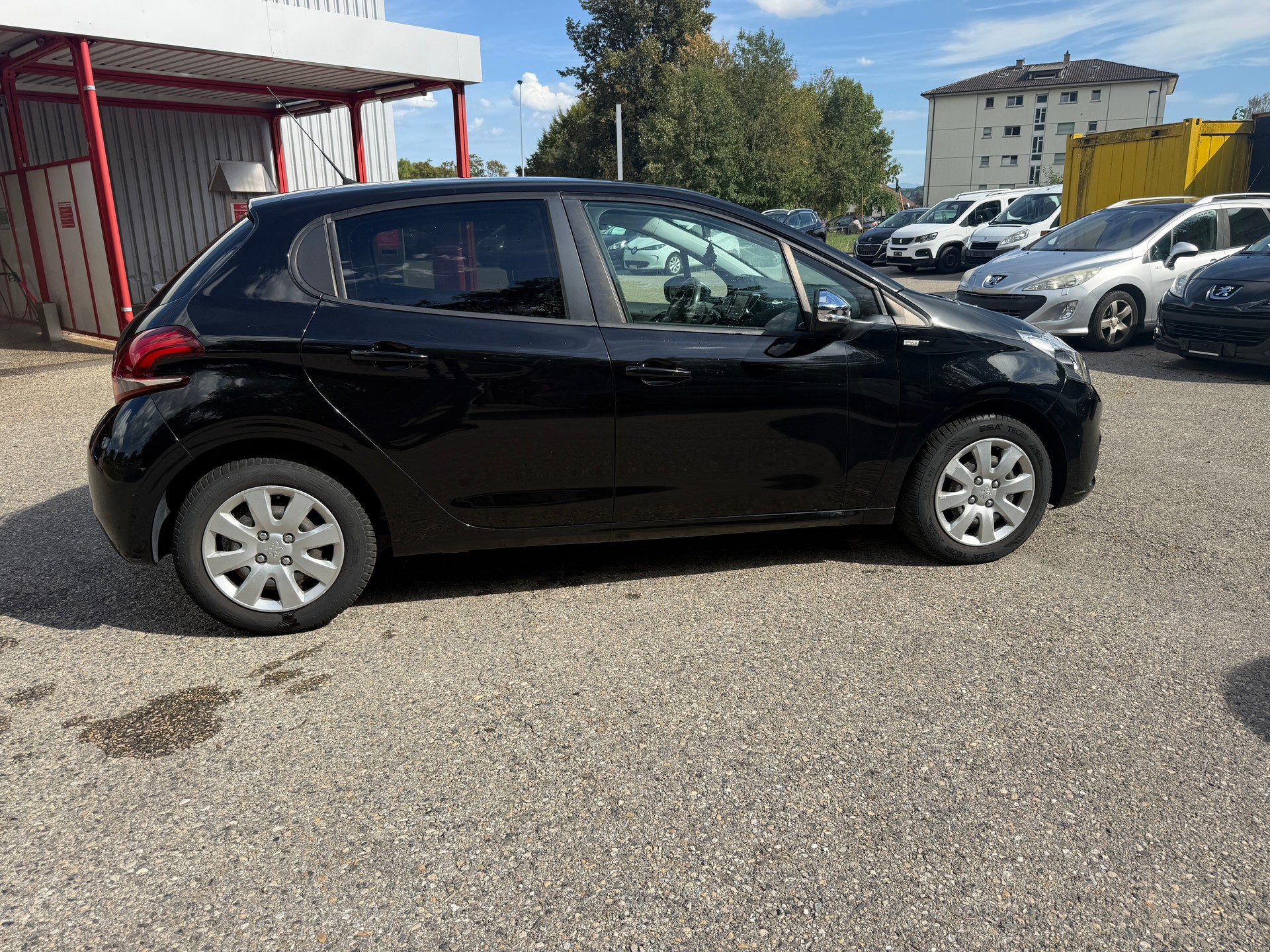 PEUGEOT 208 1.2 PureTech Style-image-6