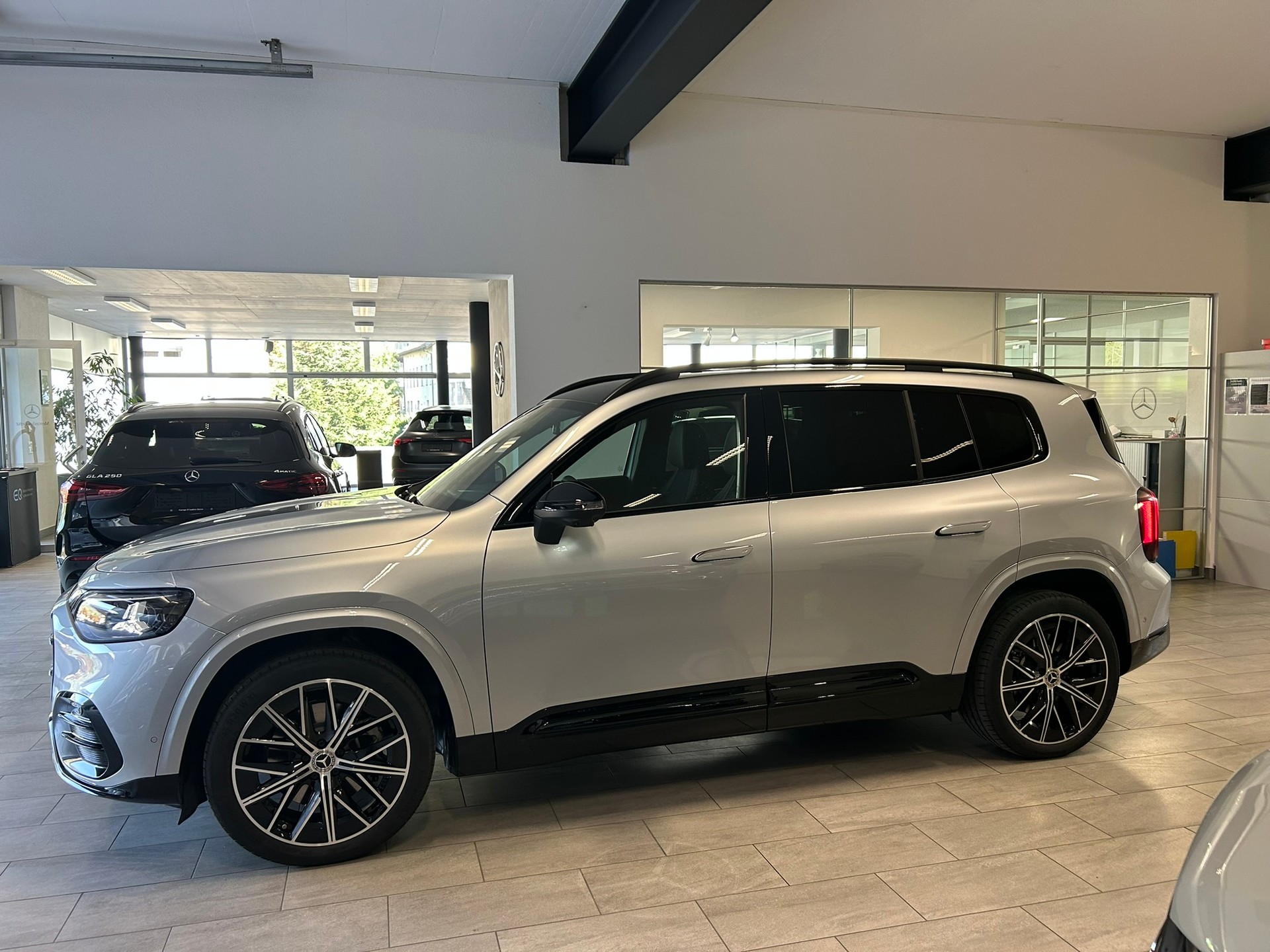 MERCEDES-BENZ GLB 350 85kWh EQ AMG Line 4Matic-image-3