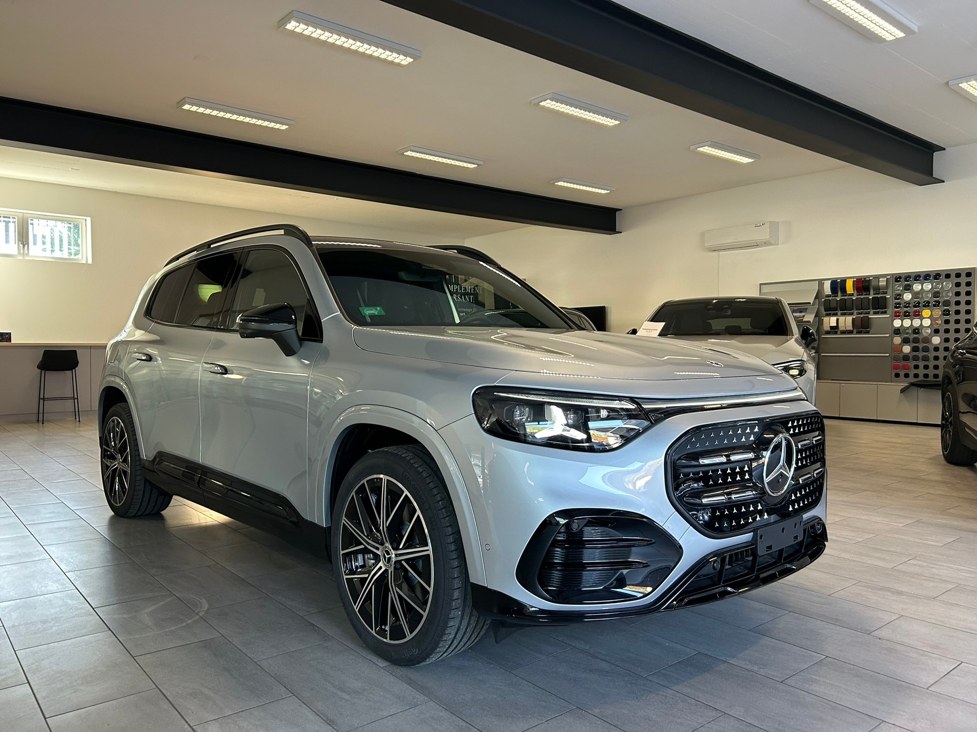 MERCEDES-BENZ GLB 350 85kWh EQ AMG Line 4Matic-image-2