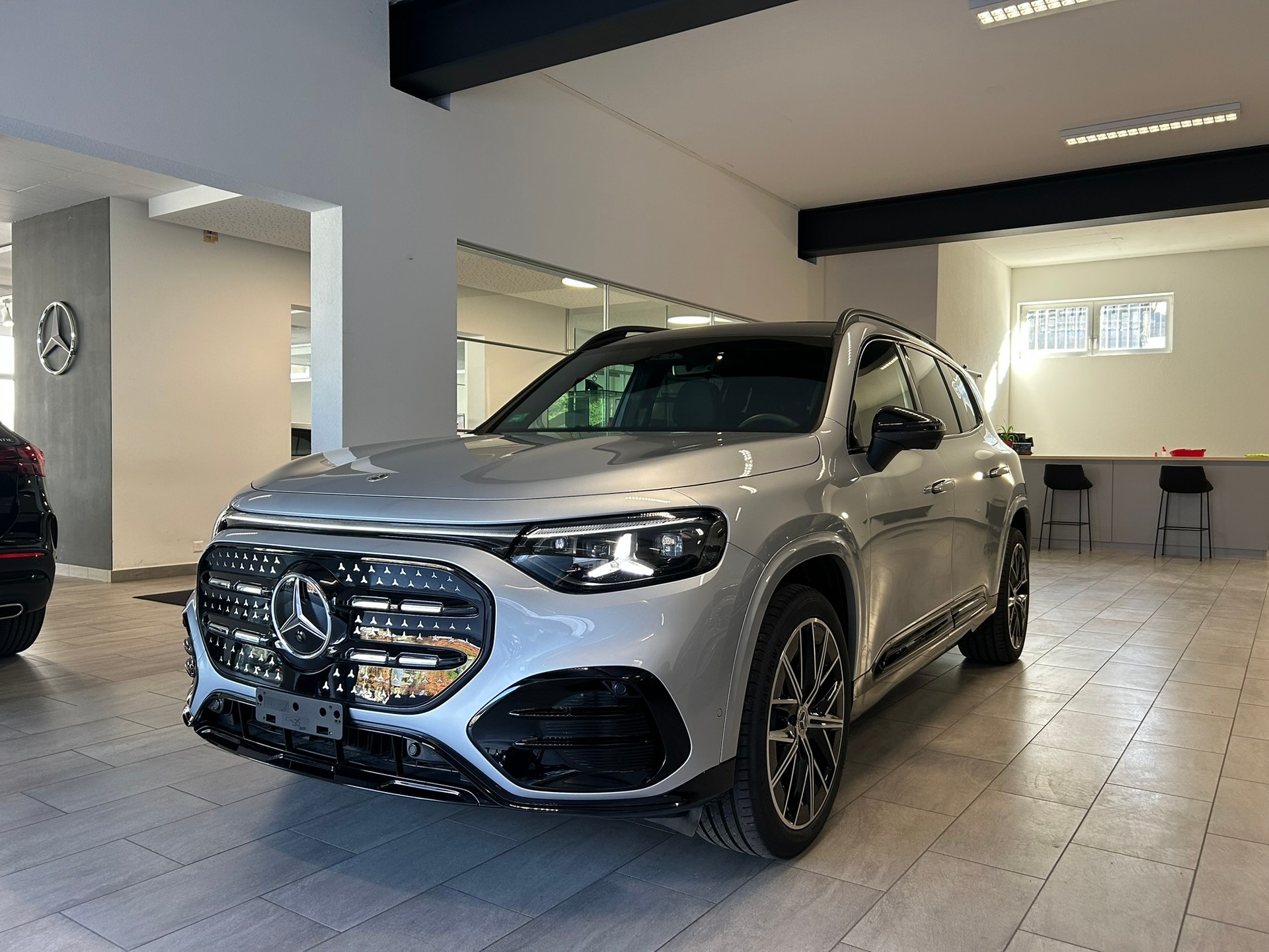 MERCEDES-BENZ GLB 350 85kWh EQ AMG Line 4Matic-image-0