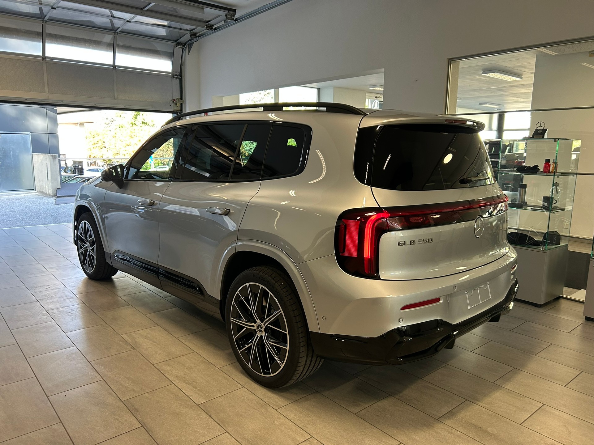 MERCEDES-BENZ GLB 350 85kWh EQ AMG Line 4Matic-image-4