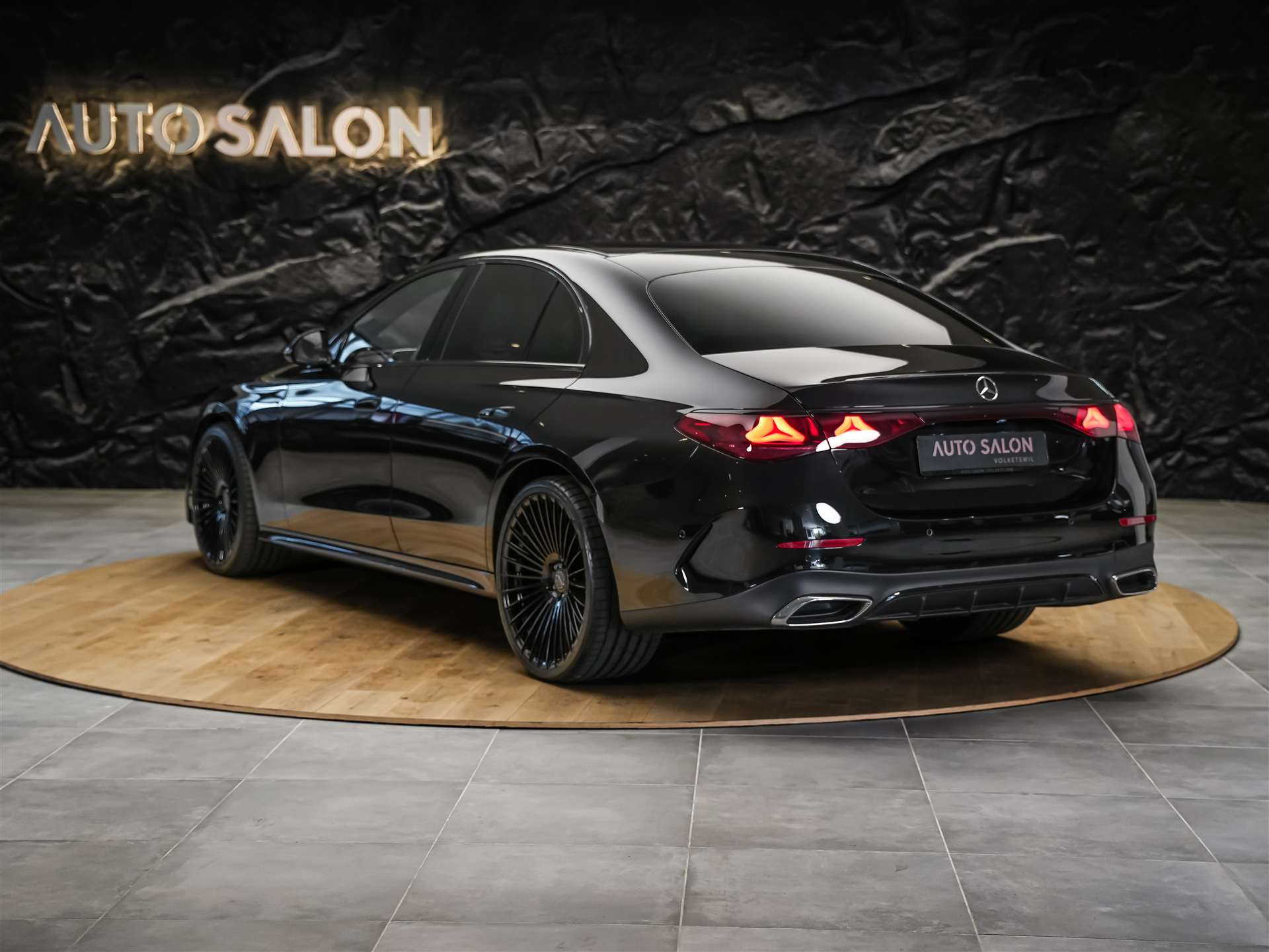 MERCEDES-BENZ E 220 d 4Matic 9G-Tronic *21" Felgen*Superscreen*Panorama*-image-2