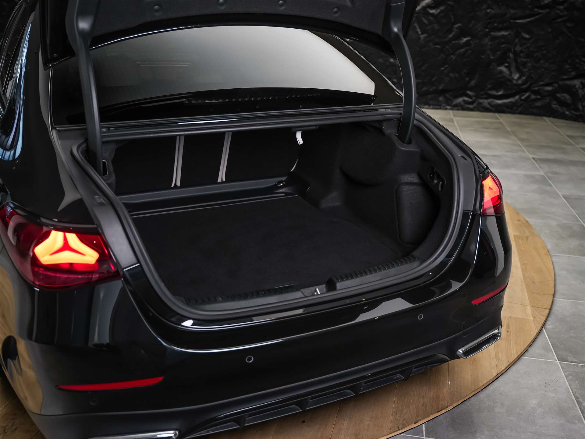 MERCEDES-BENZ E 220 d AMG Line 4Matic 9G-Tronic *21" Felgen*Superscreen*Panorama*-image-42