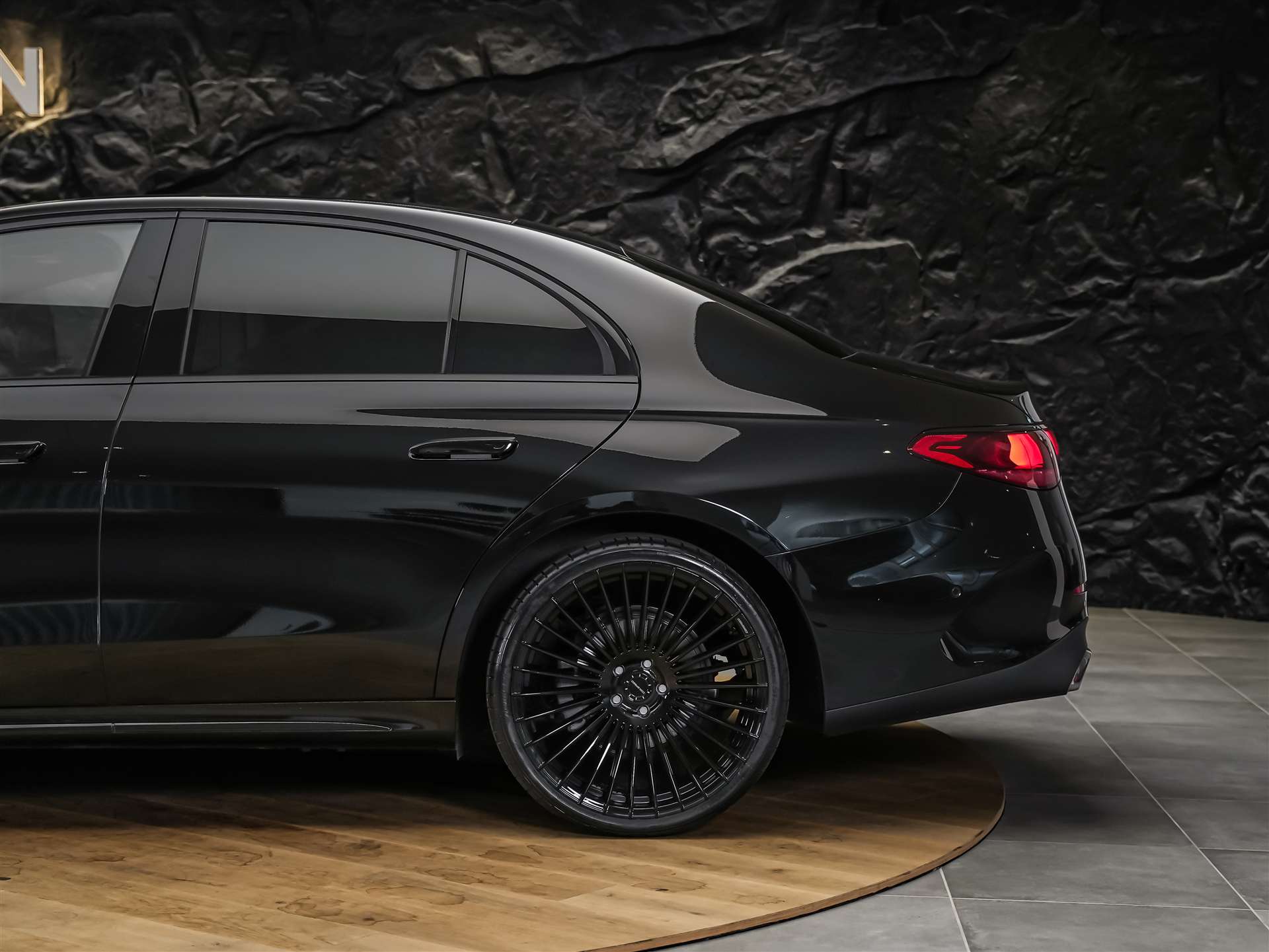 MERCEDES-BENZ E 220 d AMG Line 4Matic 9G-Tronic *21" Felgen*Superscreen*Panorama*-image-16