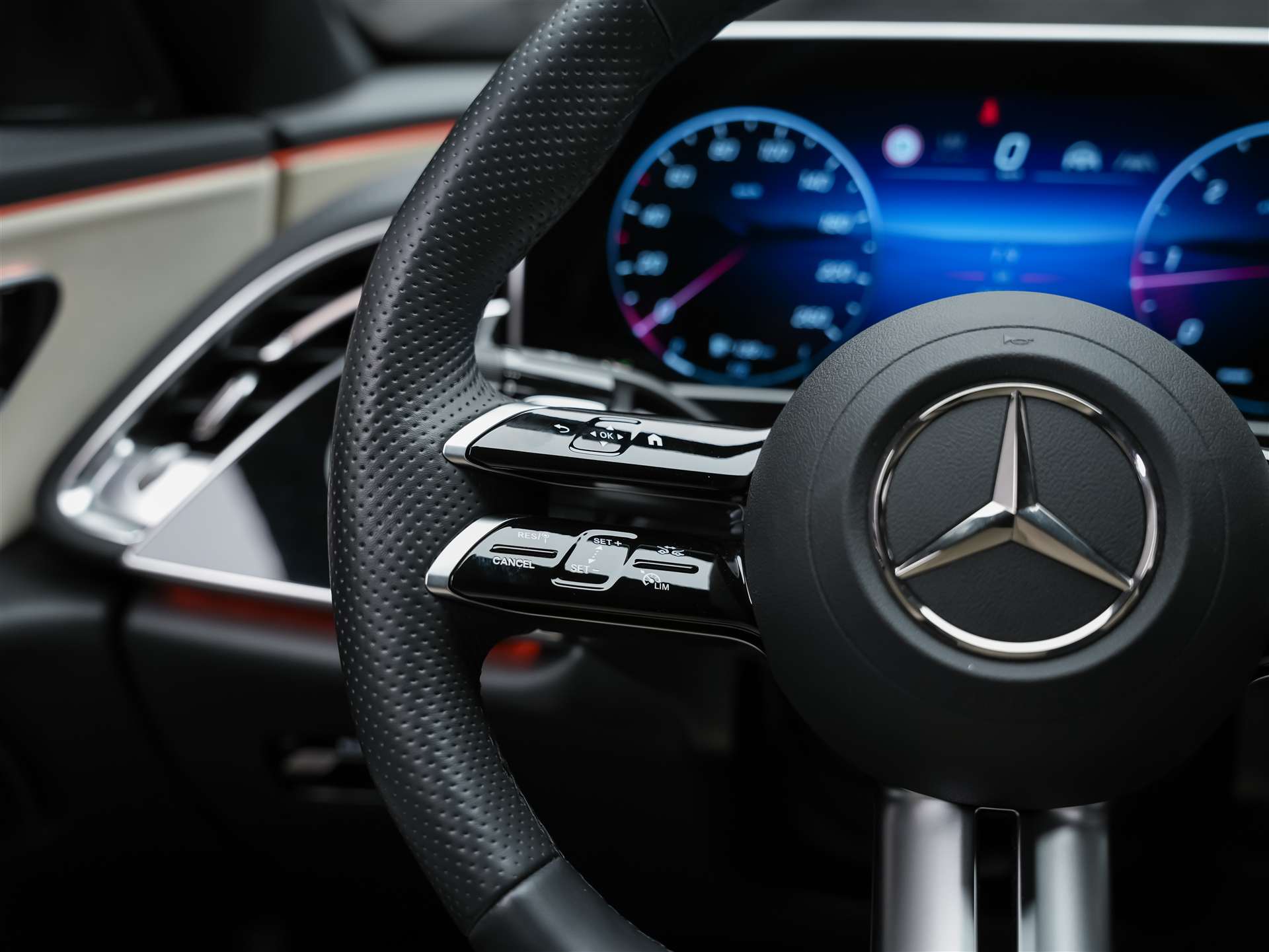 MERCEDES-BENZ E 220 d 4Matic 9G-Tronic *21" Felgen*Superscreen*Panorama*-image-27