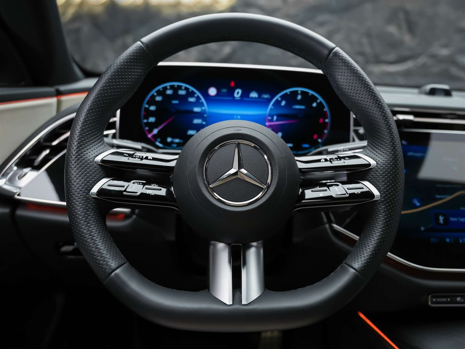MERCEDES-BENZ E 220 d AMG Line 4Matic 9G-Tronic *21" Felgen*Werksgarantie*Superscreen*-image-26
