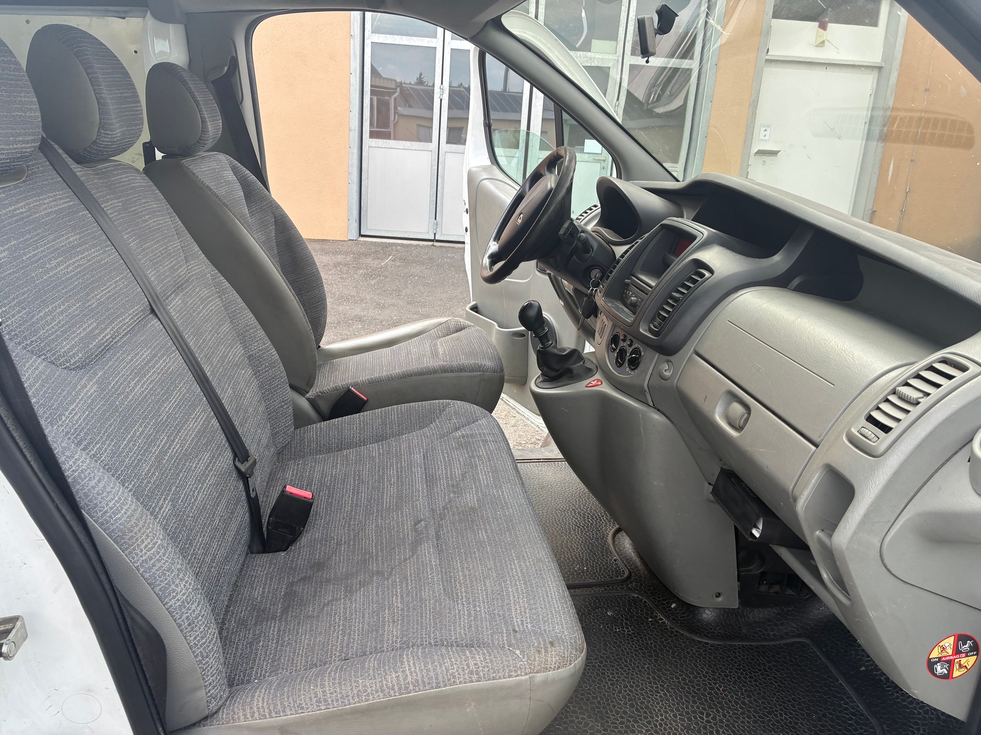 RENAULT Trafic 2.0 dCi 115 2.9t L2H1-image-2