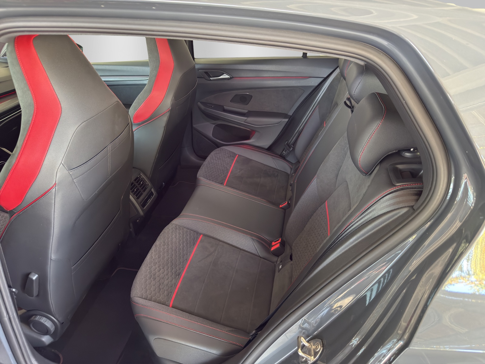 VW Golf 2.0 TSI GTI Clubsport DSG-image-9