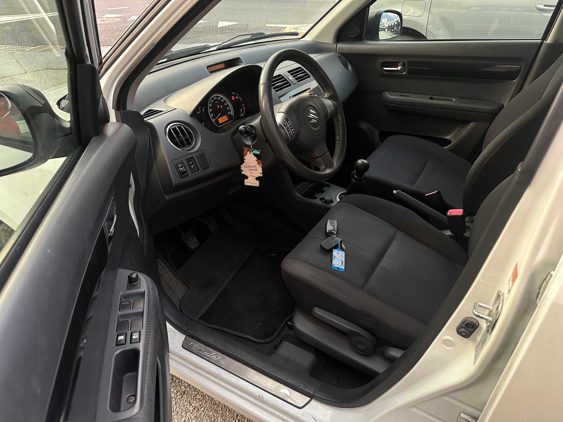 SUZUKI Swift 1.3i 16V GL Top Piz Sulai LE 4x4-image-7