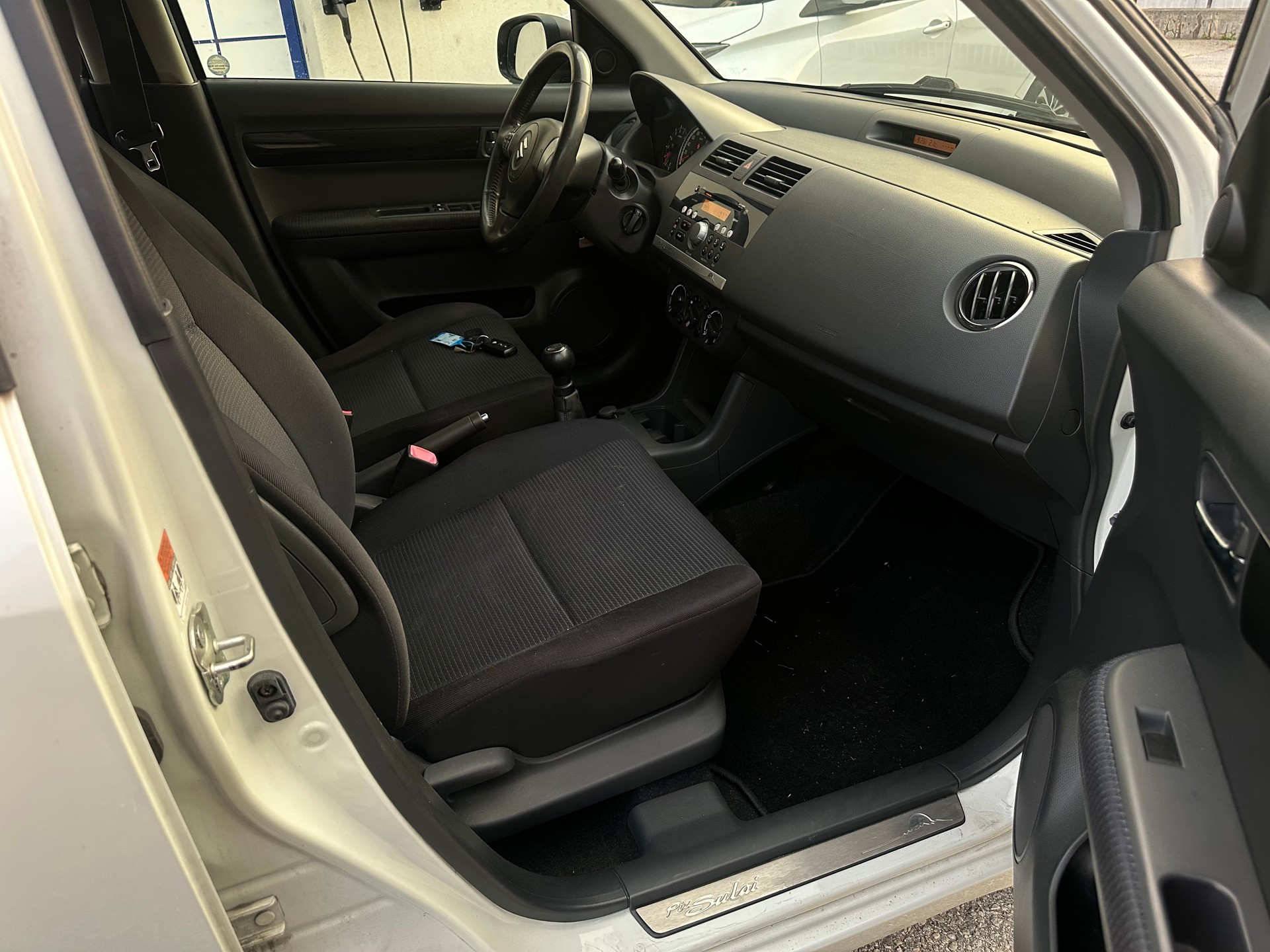 SUZUKI Swift 1.3i 16V GL Top Piz Sulai LE 4x4-image-6