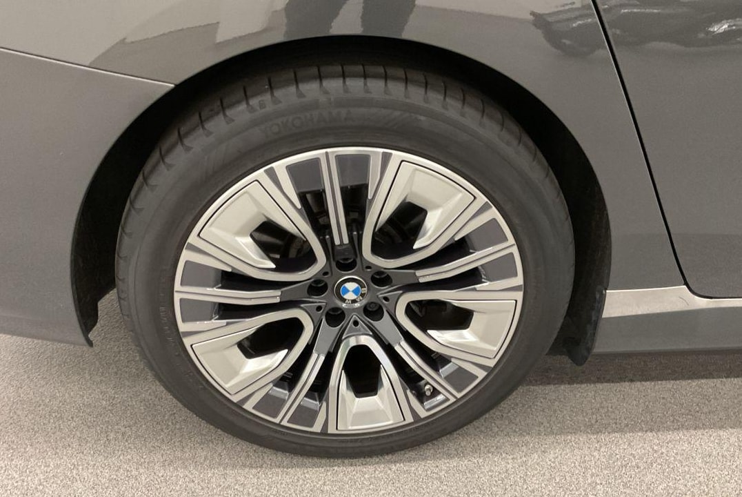 BMW 750e xDrive Steptronic-image-3