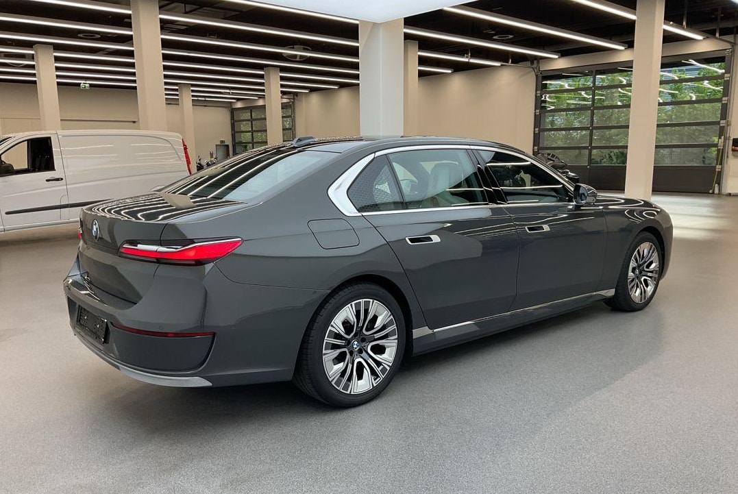 BMW 750e xDrive Steptronic-image-2