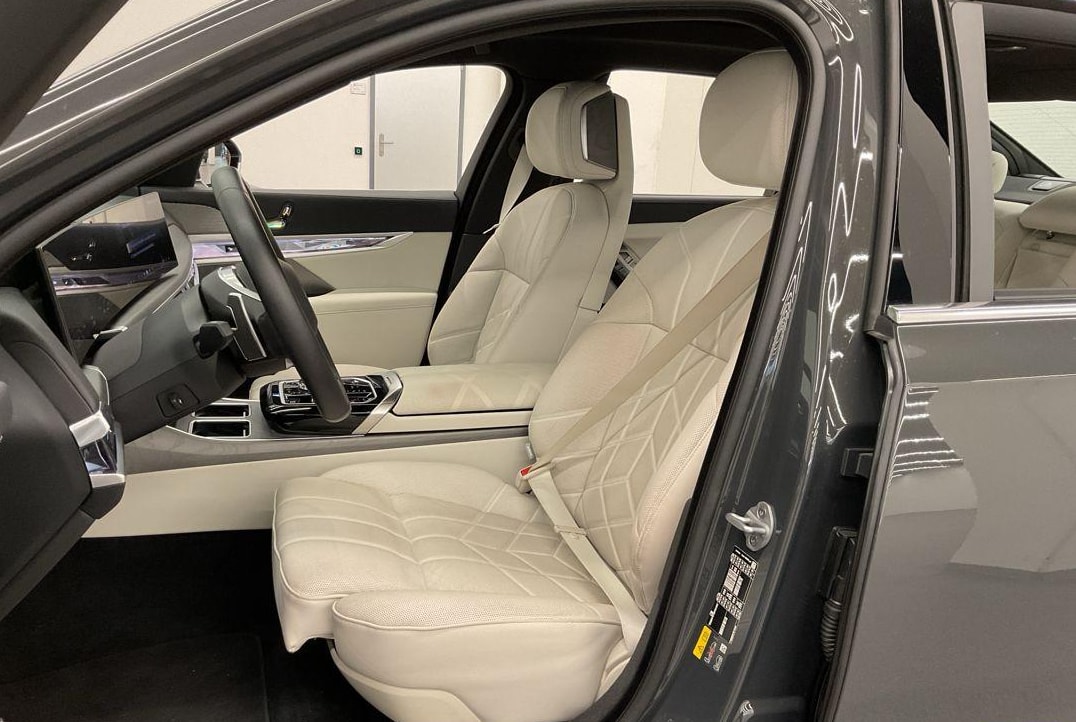 BMW 750e xDrive Steptronic-image-6