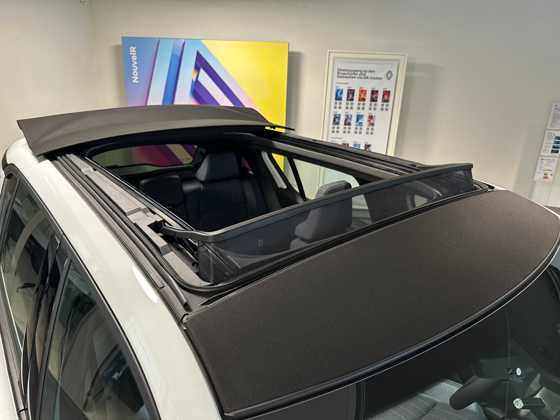 RENAULT R4 E-TECH ELECTRIC-image-12