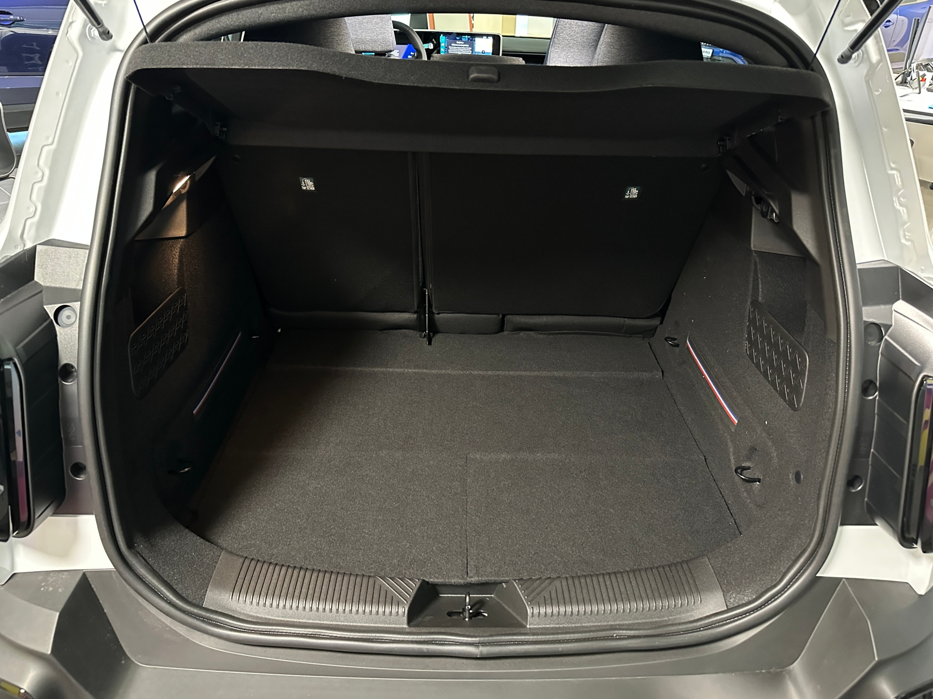 RENAULT R4 E-TECH ELECTRIC-image-11