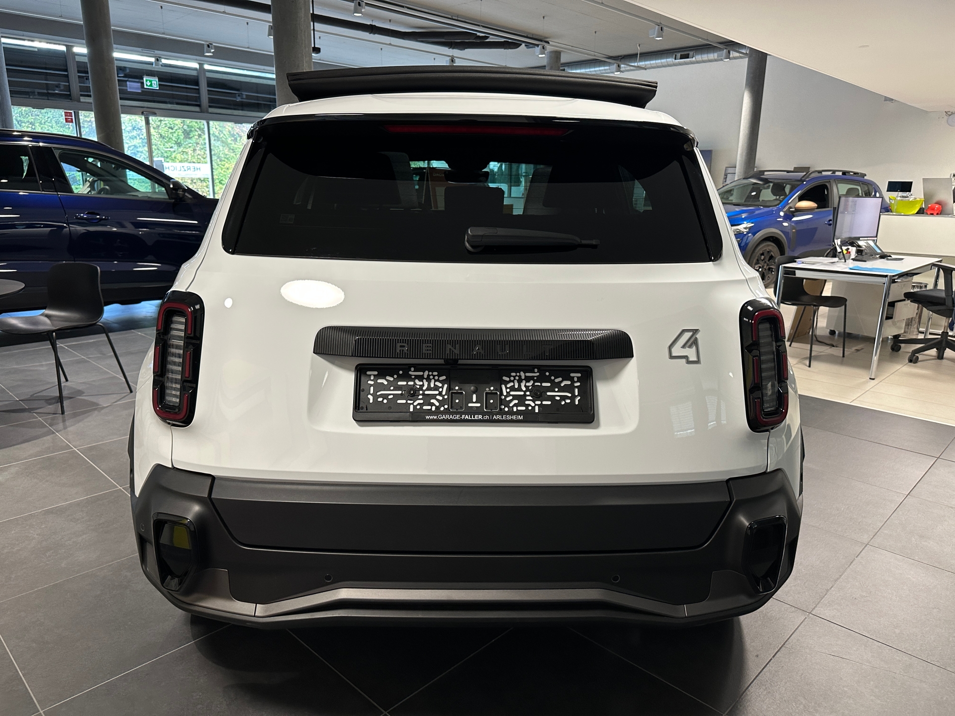 RENAULT R4 E-TECH ELECTRIC-image-3