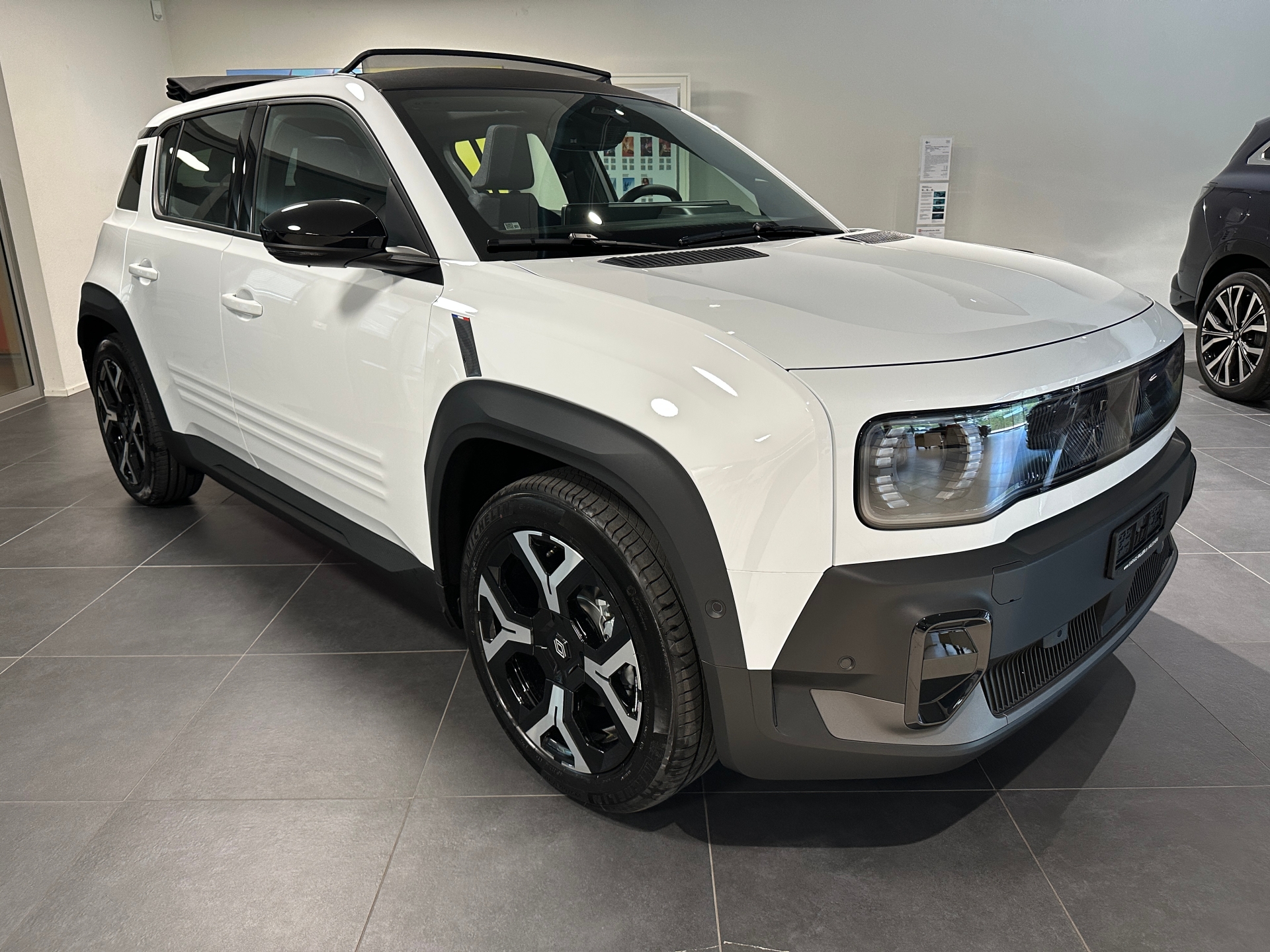 RENAULT R4 E-TECH ELECTRIC-image-6