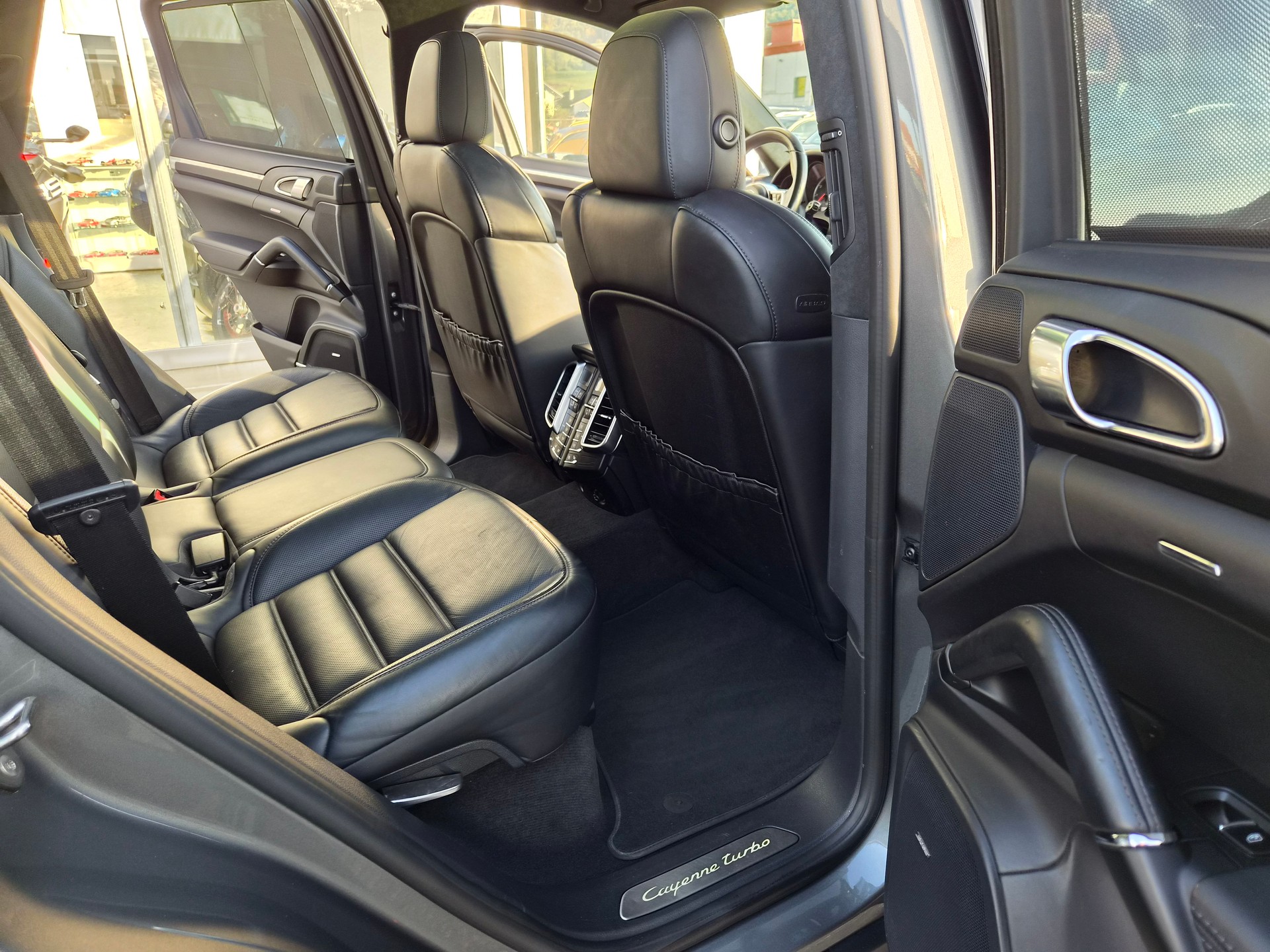 PORSCHE Cayenne Turbo-image-11