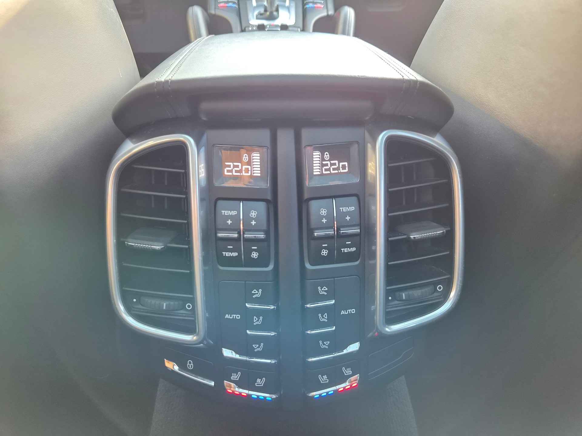 PORSCHE Cayenne Turbo-image-24