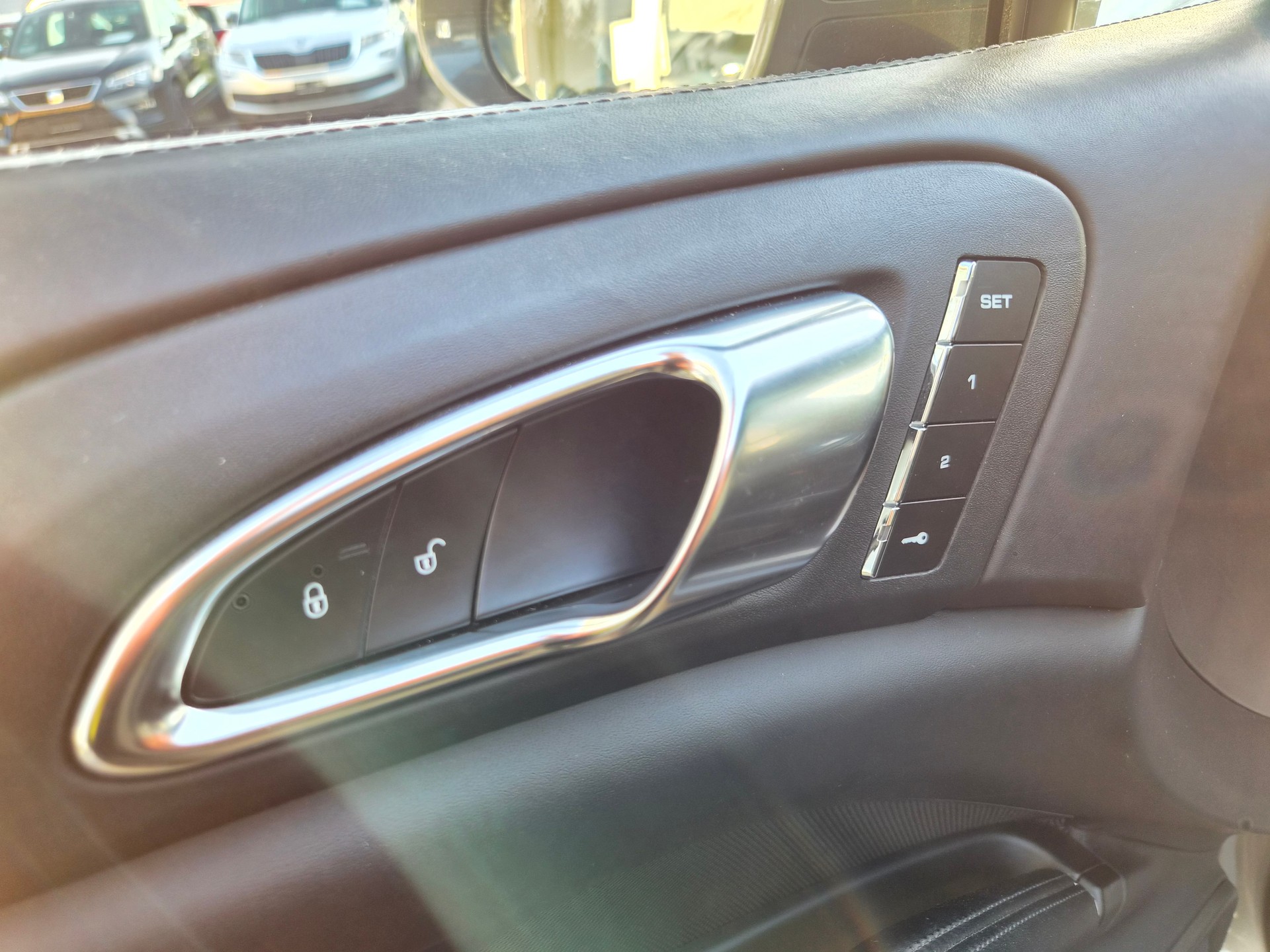 PORSCHE Cayenne Turbo-image-25