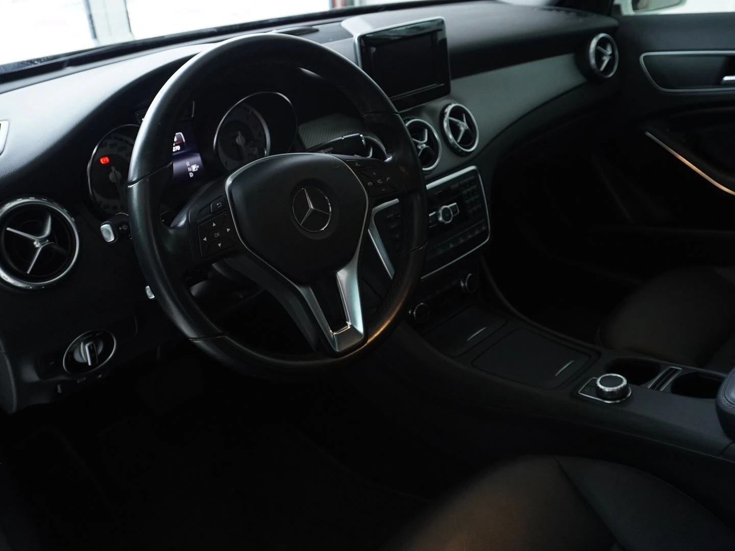 MERCEDES-BENZ GLA 200 CDI Swiss Star Edition Style 4Matic 7G-DCT-showroom-element-2