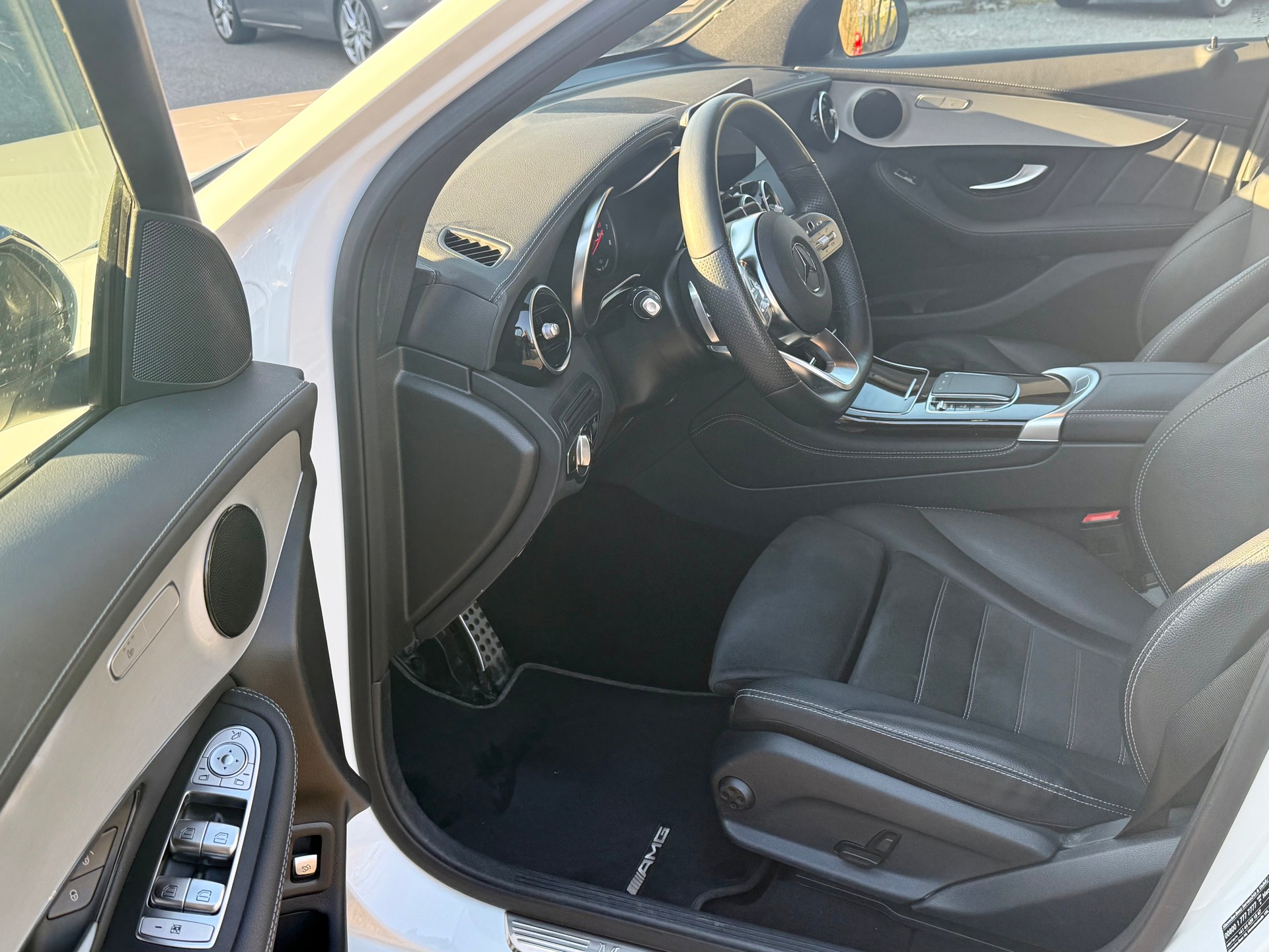 MERCEDES-BENZ GLC 300 e AMG Line 4Matic 9G-Tronic-image-9