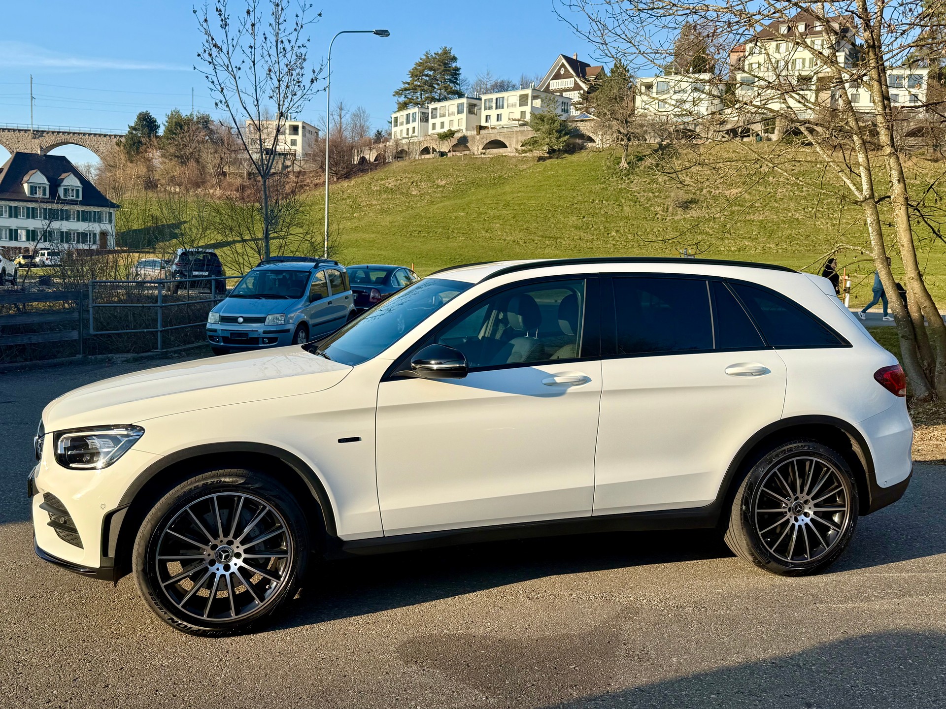 MERCEDES-BENZ GLC 300 e AMG Line 4Matic 9G-Tronic-image-2