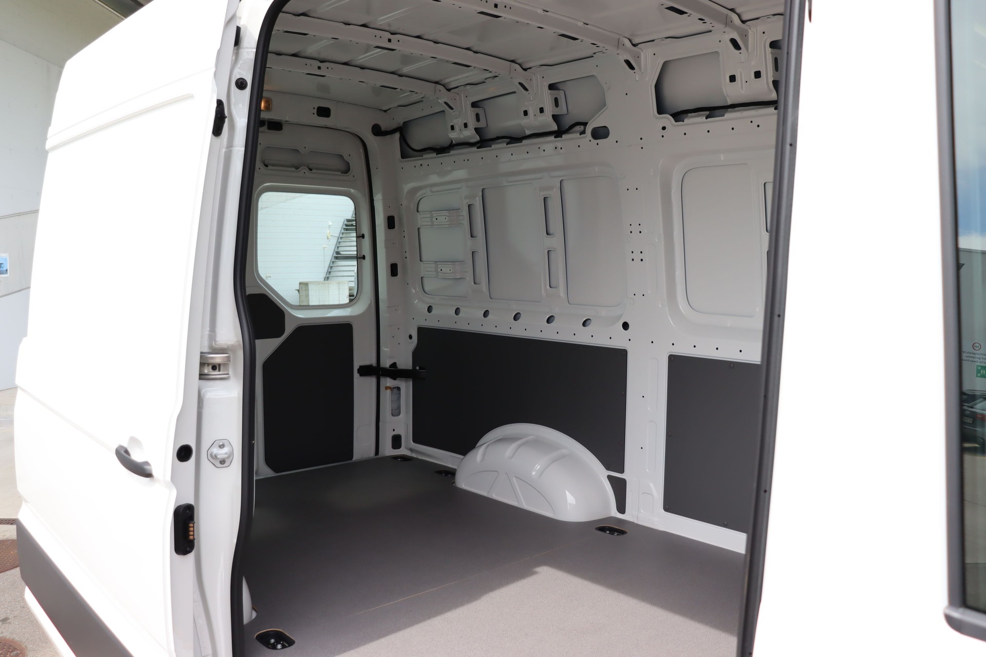 VW Crafter 35 2.0 BiTDI L3 4Motion A-image-9