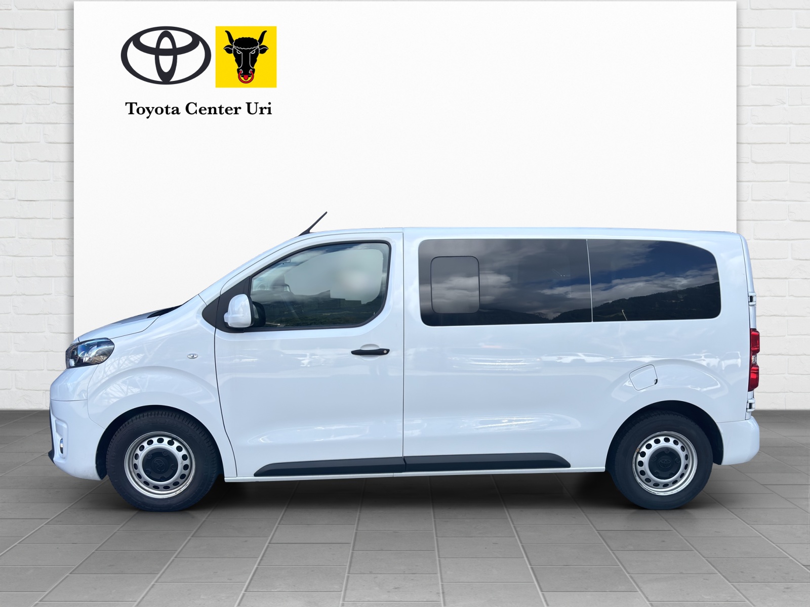 TOYOTA Proace 2.0D Shuttle-image-1