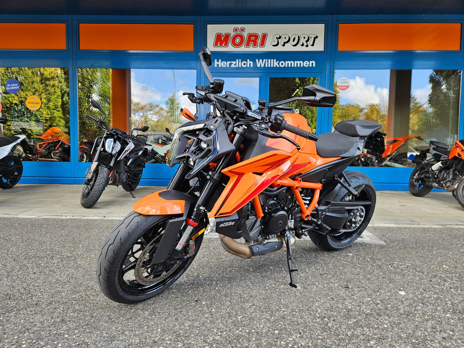 KTM 1390 Super Duke R-showroom-element-1