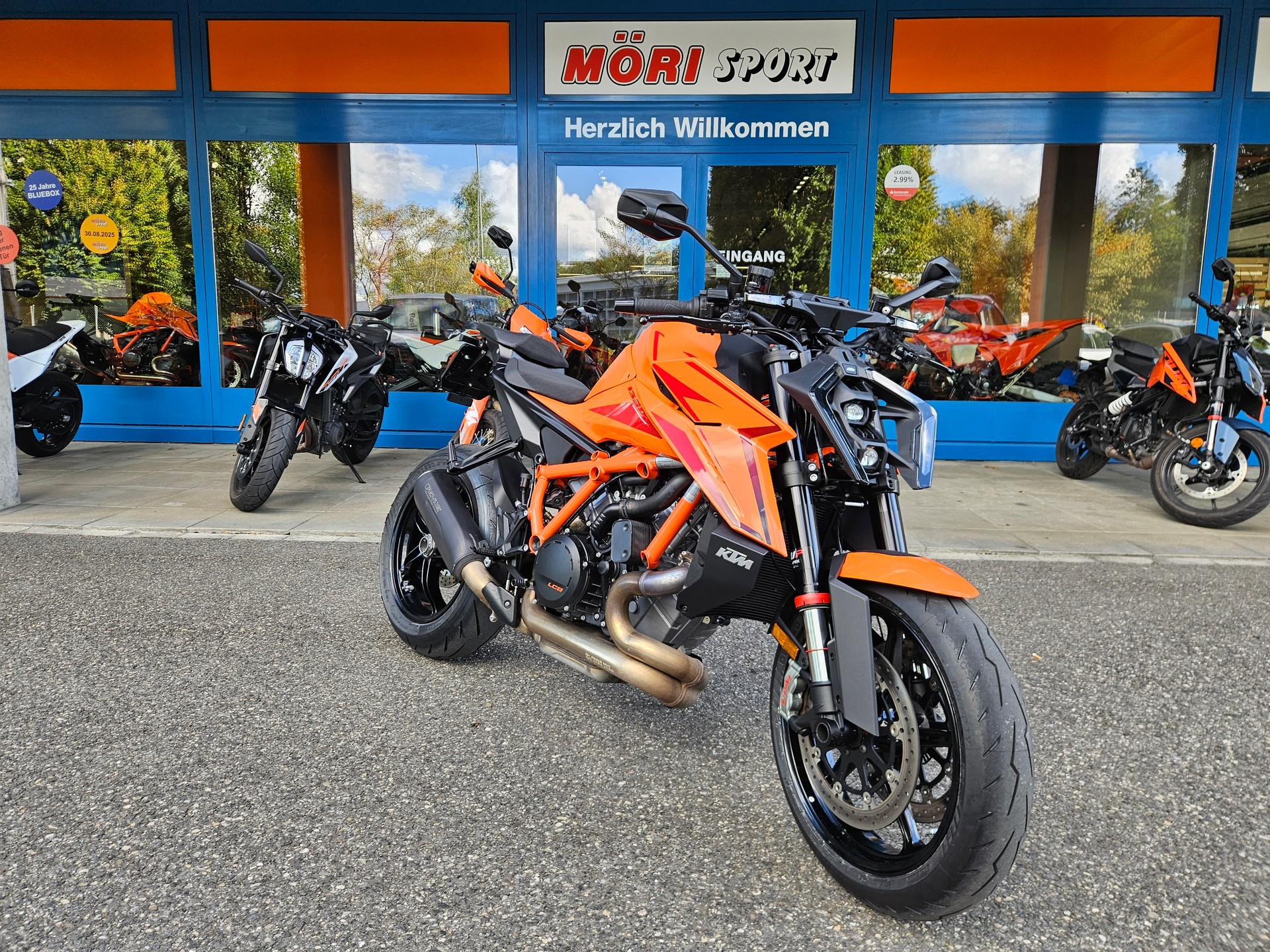 KTM 1390 Super Duke R-showroom-element-2
