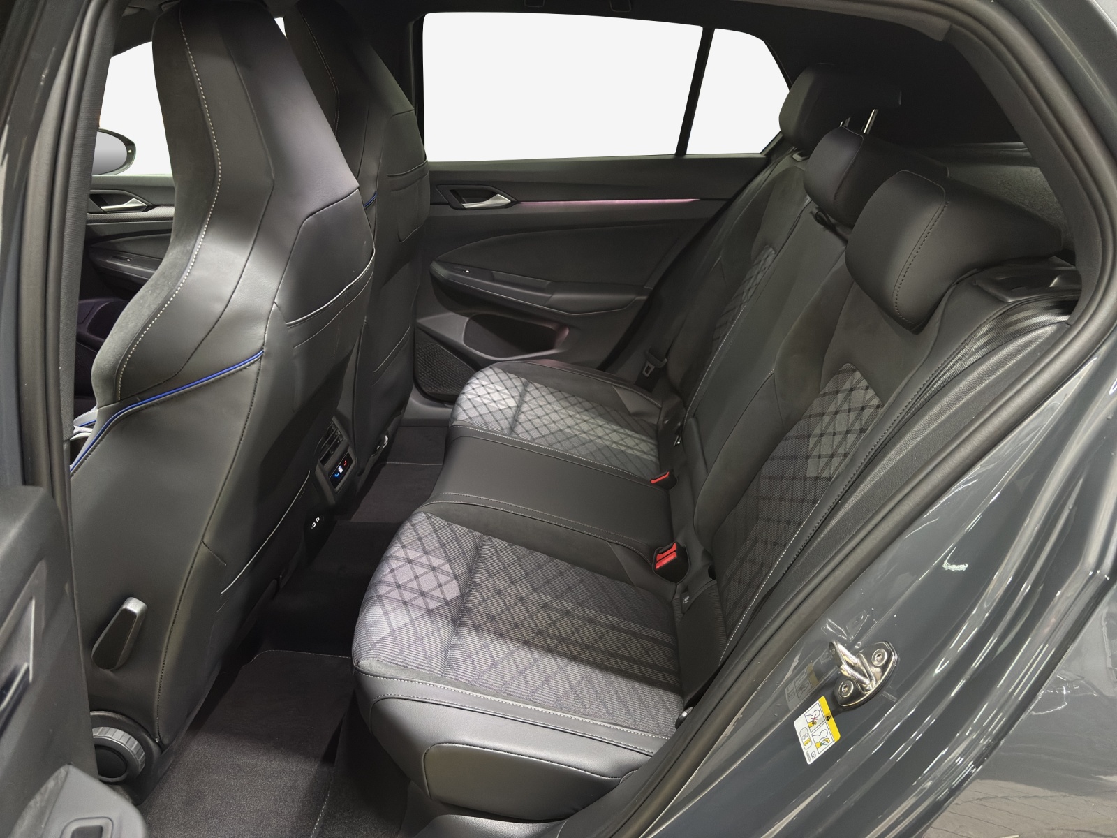 VW Golf 1.5 e TSI mHEV R-Line DSG-image-11