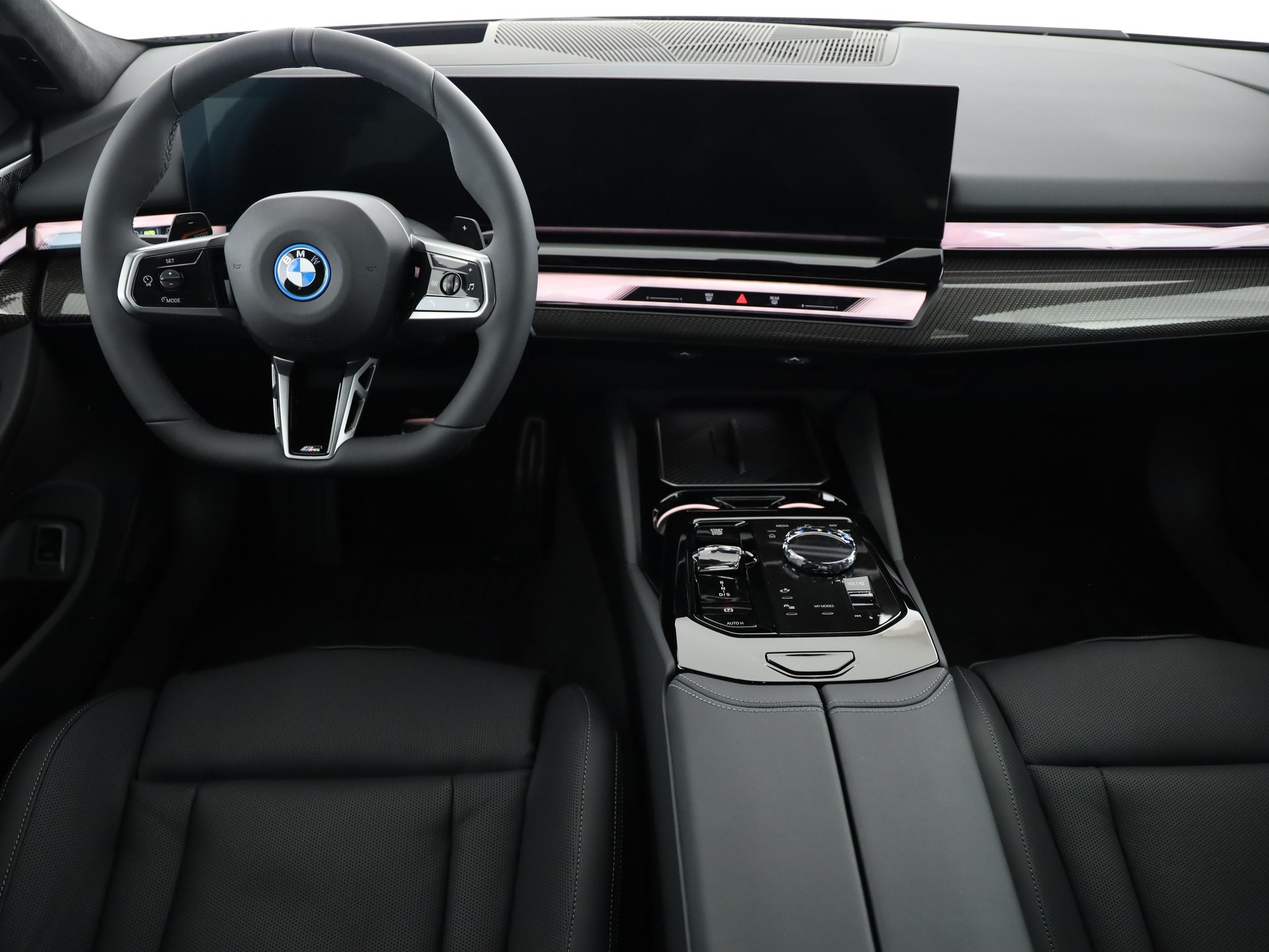 BMW 550e xDrive Touring-image-10
