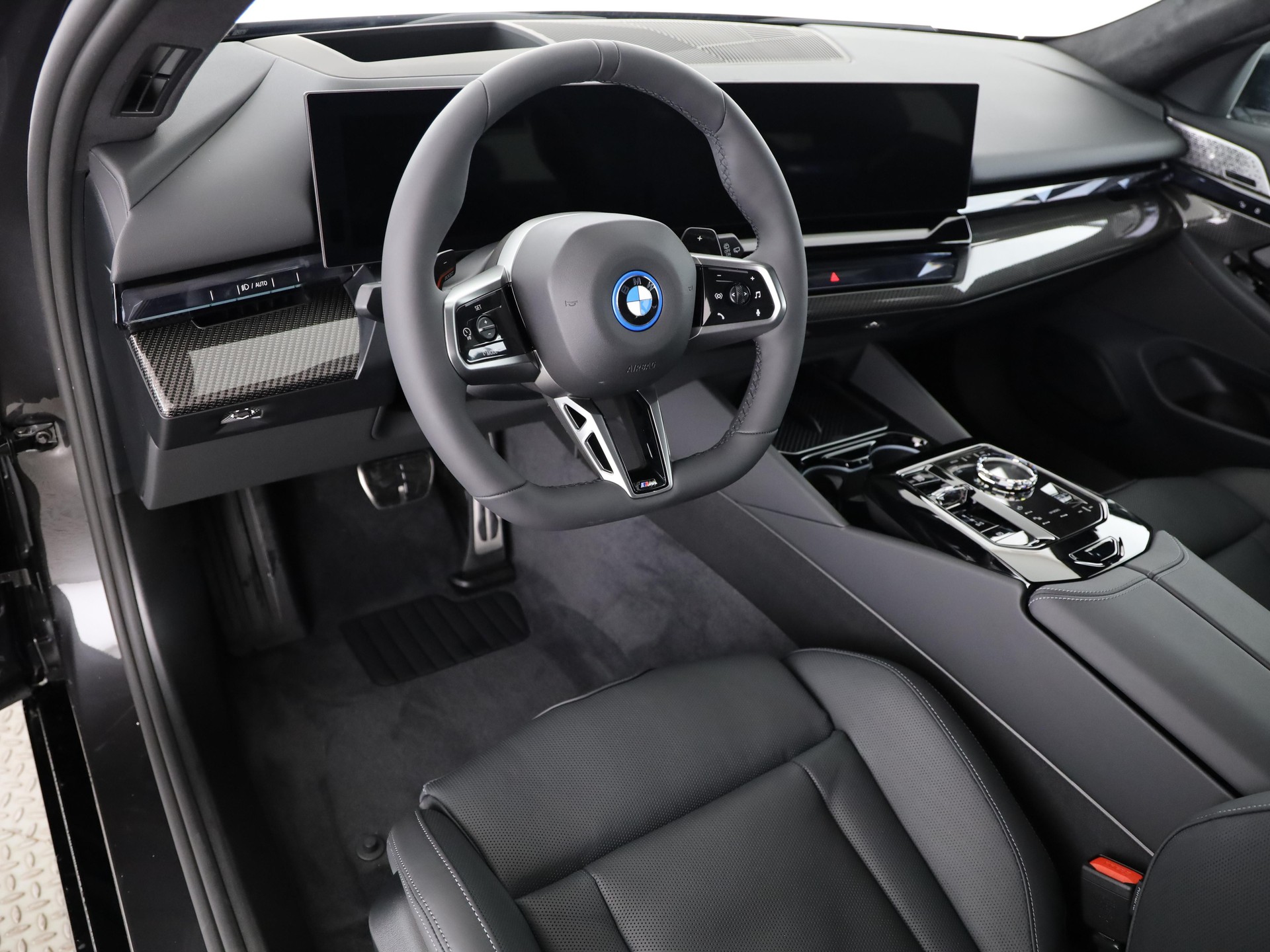BMW 550e xDrive Touring-image-11