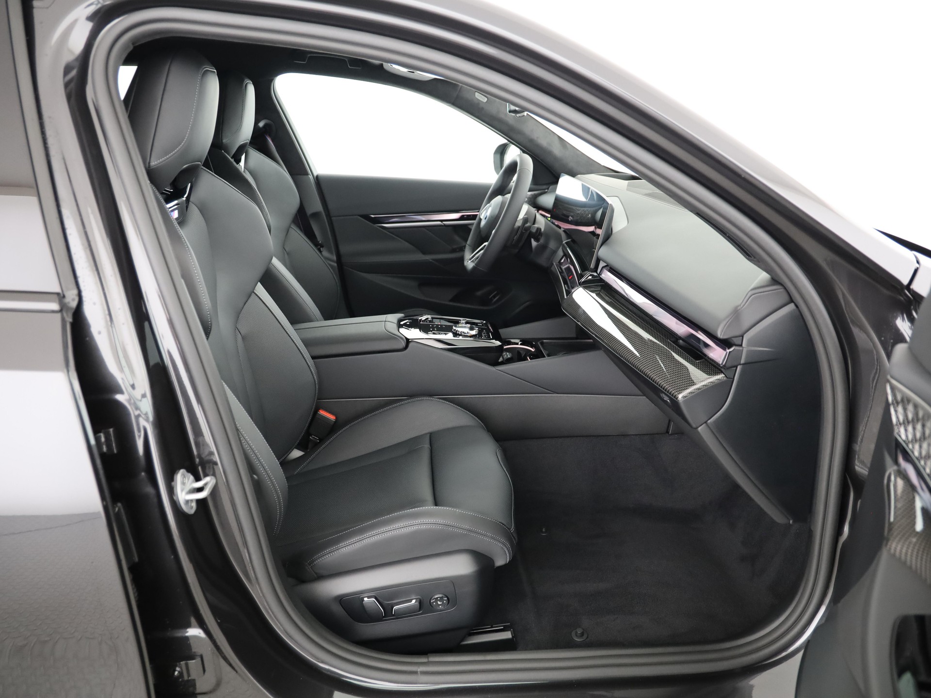 BMW 550e xDrive Touring-image-7