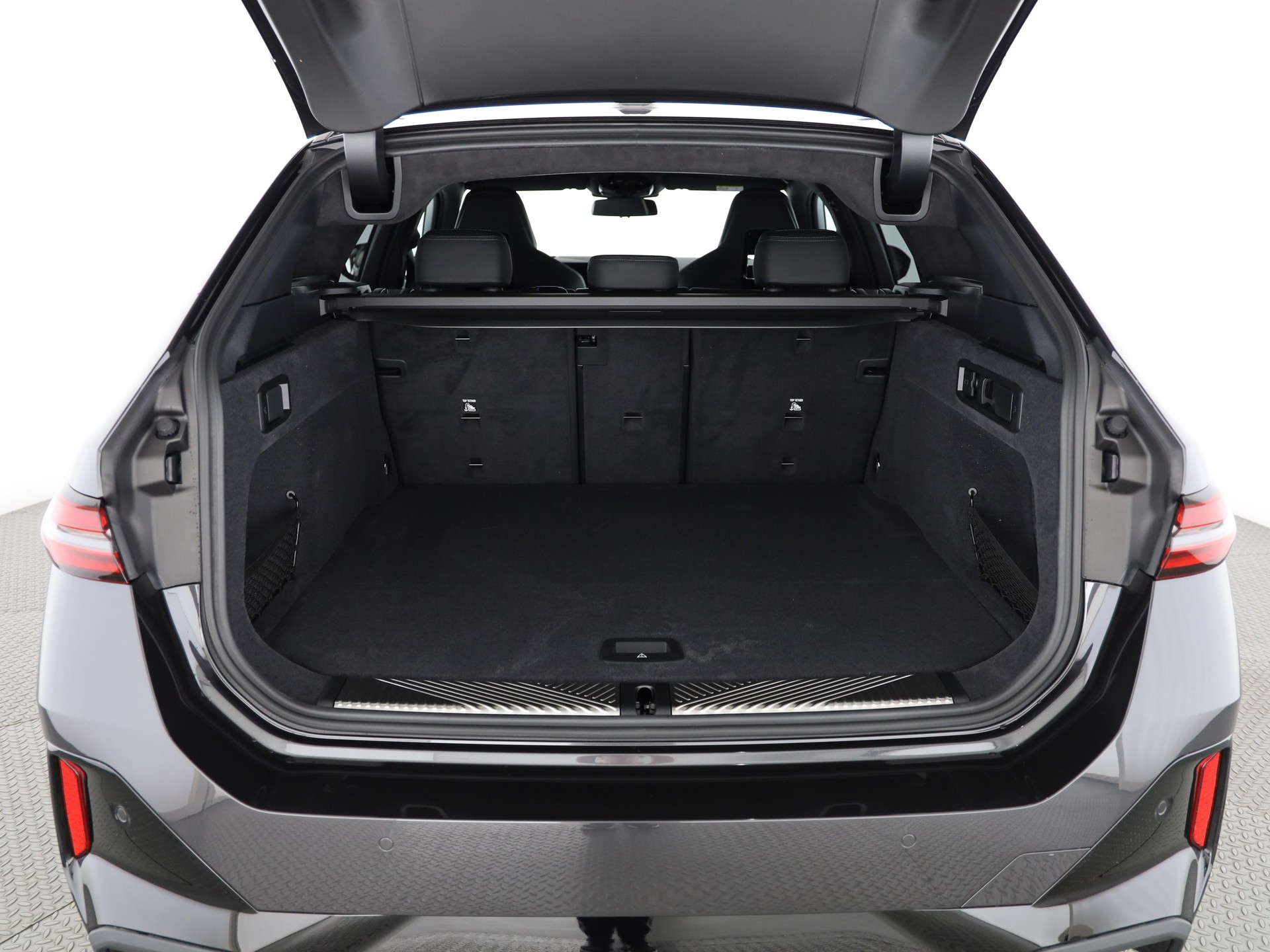 BMW 550e xDrive Touring-image-17