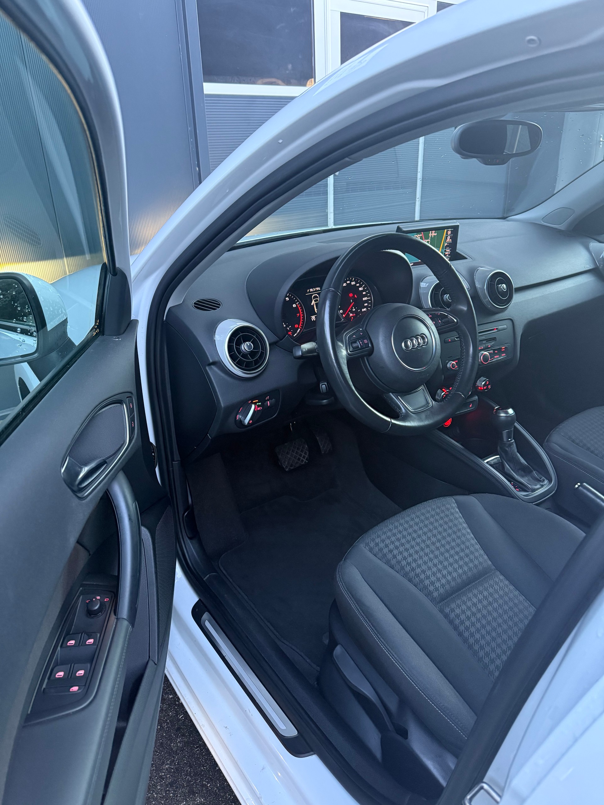 AUDI A1 Sportback 1.4 TFSI Ambition S-tronic-image-12