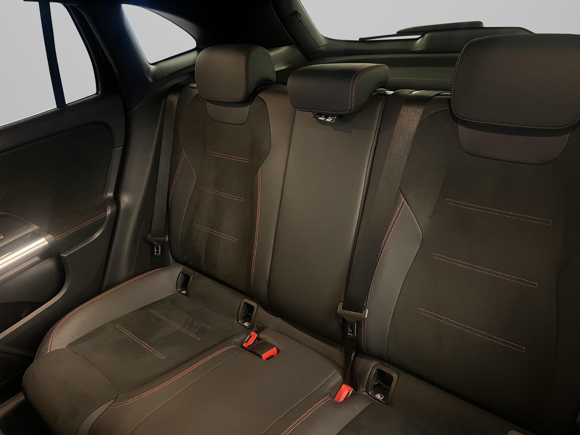 MERCEDES-BENZ GLA 200 d AMG Line-image-11