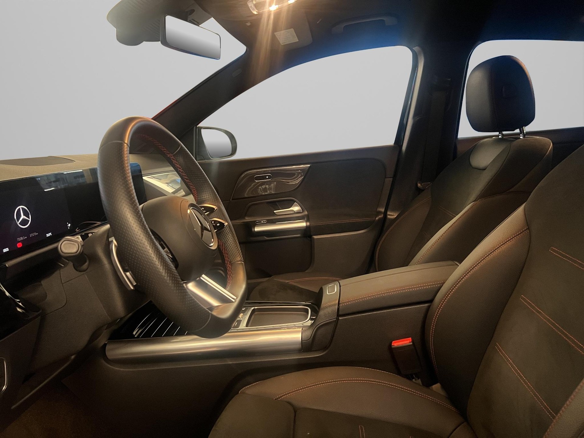 MERCEDES-BENZ GLA 200 d AMG Line-image-10