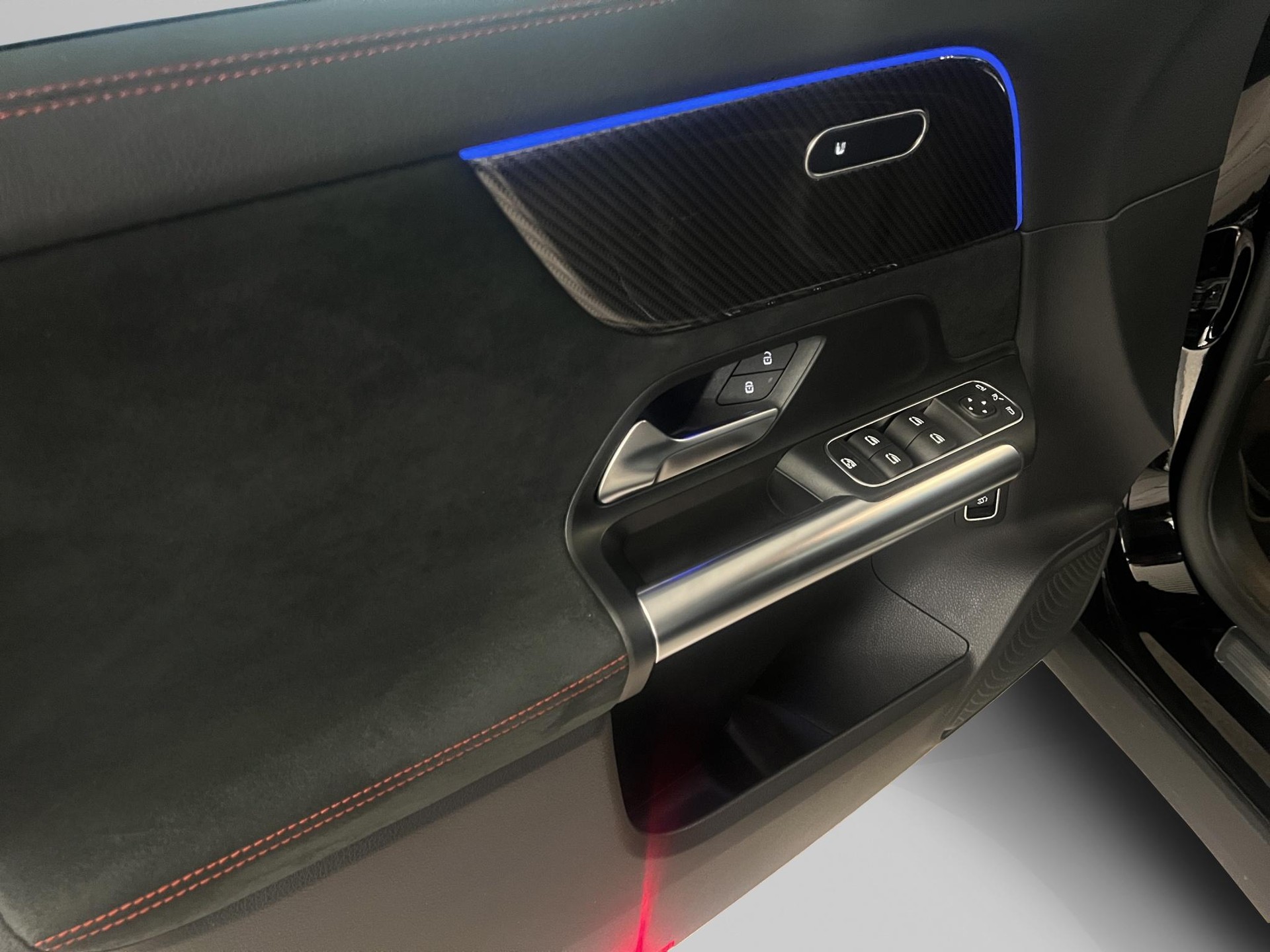 MERCEDES-BENZ GLA 200 d AMG Line-image-17