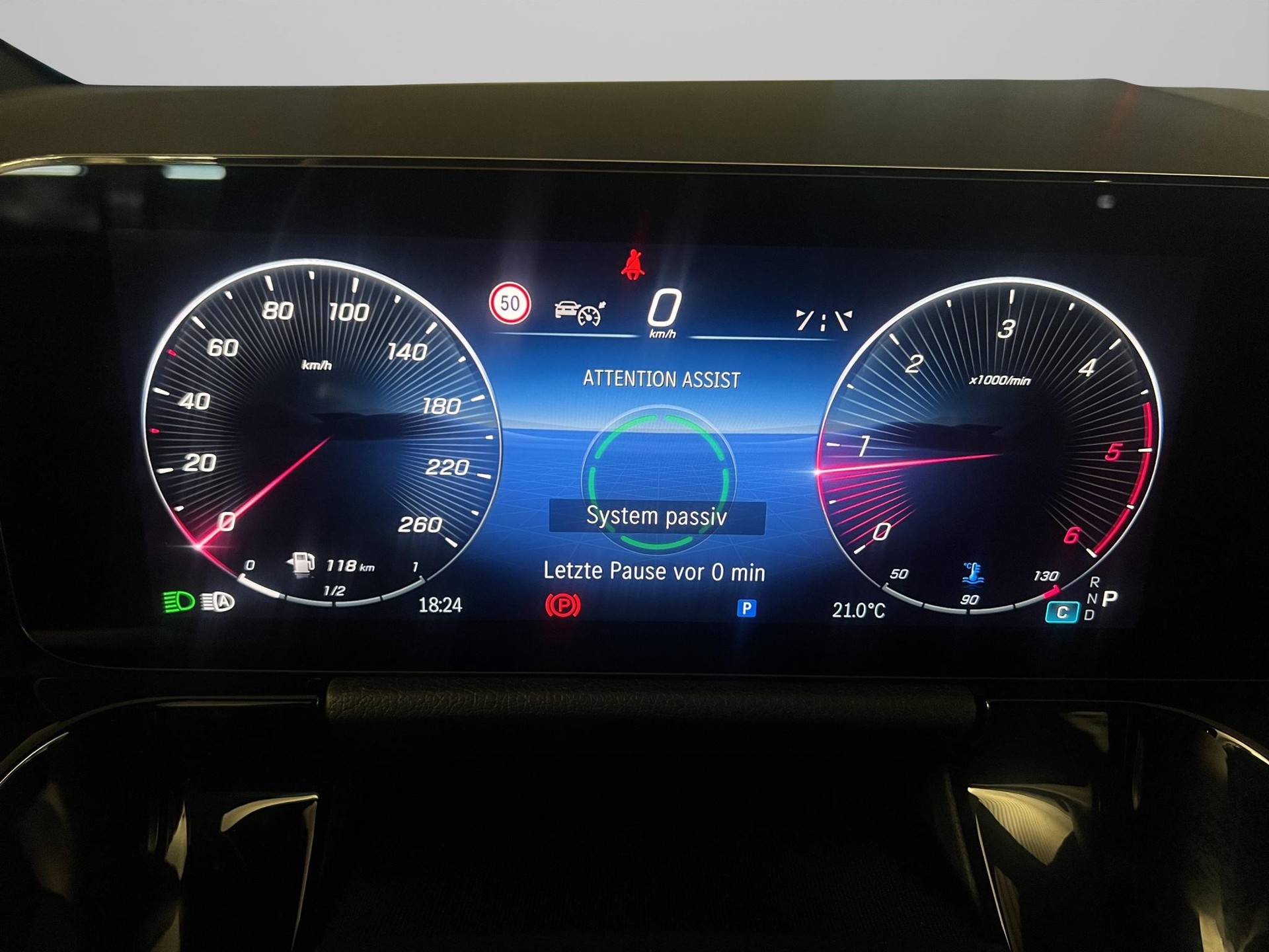 MERCEDES-BENZ GLA 200 d AMG Line-image-16